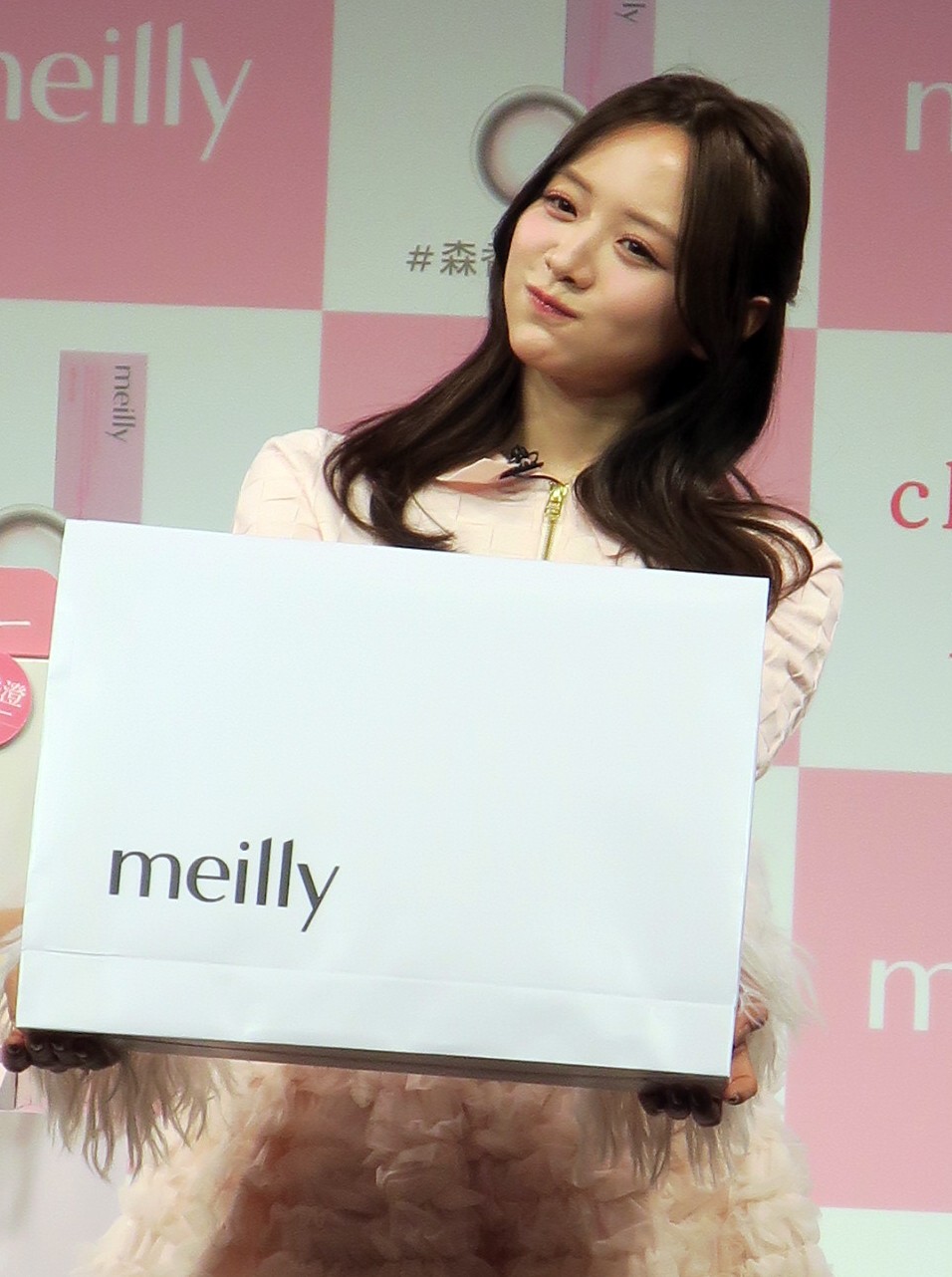 「meily(メイリー)新商品発表会」で、あざとかわいいバレンタインギフトの渡し方を実演する森香澄
