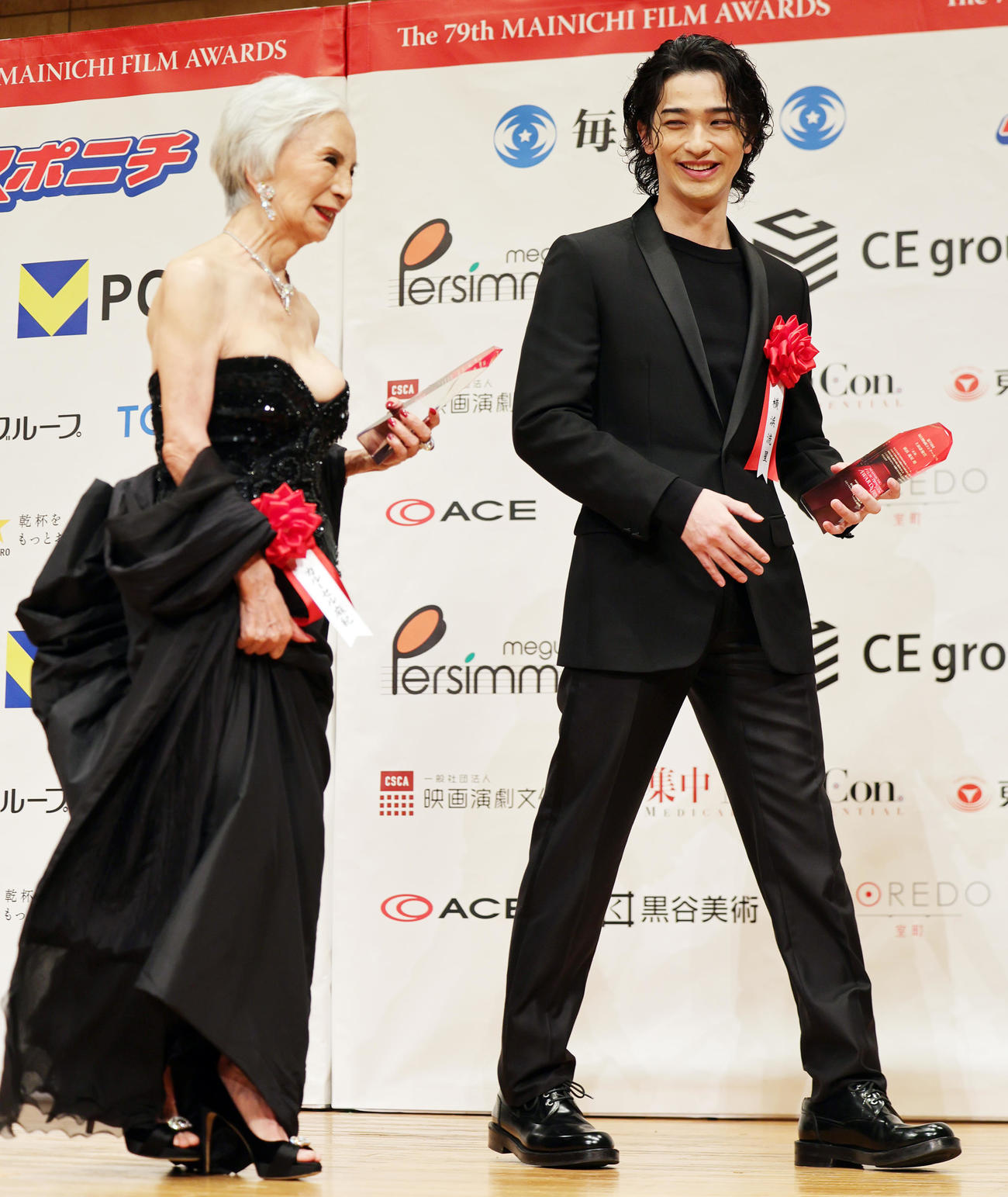 毎日映画コンクールで助演俳優賞を受賞したカルーセル麻紀（左）と主演俳優賞の横浜流星（撮影・野上伸悟）