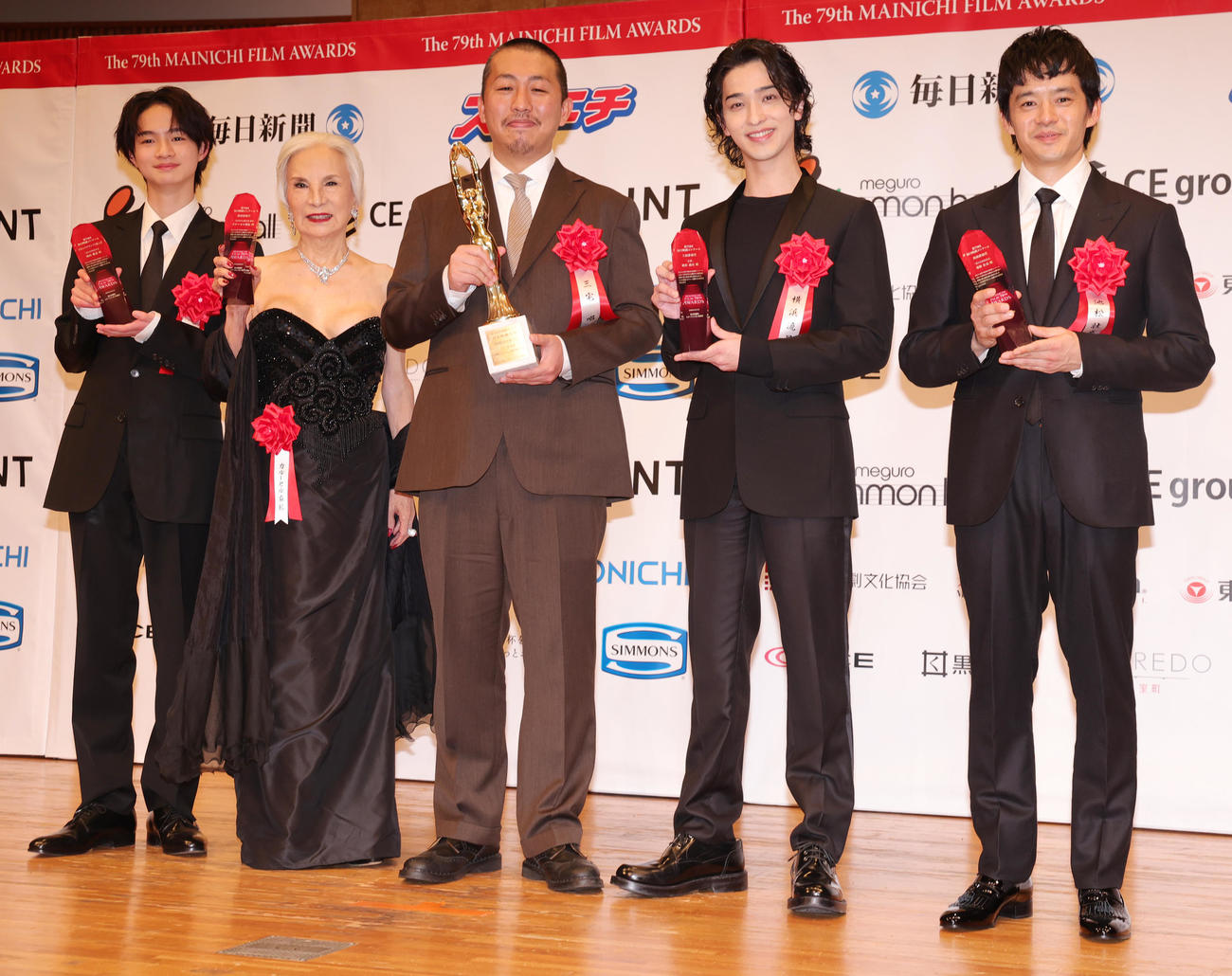 毎日映画コンクールの受賞者。左からスポニチグランプリ新人賞の越山敬達、助演俳優賞のカルーセル麻紀、日本映画日本映画大賞「夜明けのすべて」の三宅唱監督、主演俳優賞の横浜流星、助演俳優賞の池松壮亮（撮影・野上伸悟）
