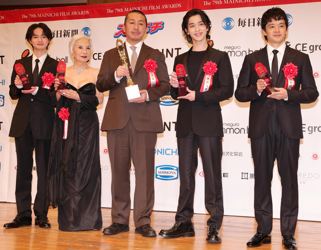 毎日映画コンクールの受賞者。左からスポニチグランプリ新人賞の越山敬達、助演俳優賞のカルーセル麻紀、日本映画日本映画大賞「夜明けのすべて」の三宅唱監督、主演俳優賞の横浜流星、助演俳優賞の池松壮亮（撮影・野上伸悟）