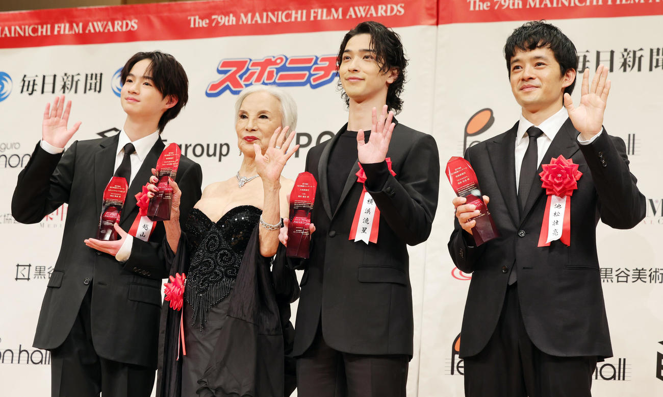 毎日映画コンクールの受賞者。左からスポニチグランプリ新人賞の越山敬達、助演俳優賞のカルーセル麻紀、主演俳優賞の横浜流星、助演俳優賞の池松壮亮（撮影・野上伸悟）