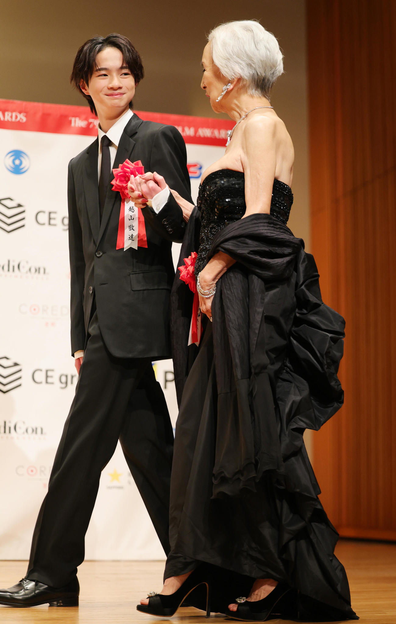 毎日映画コンクール贈呈式で助演俳優賞のカルーセル麻紀（右）をエスコートする、スポニチグランプリ新人賞の越山敬達（撮影・野上伸悟）