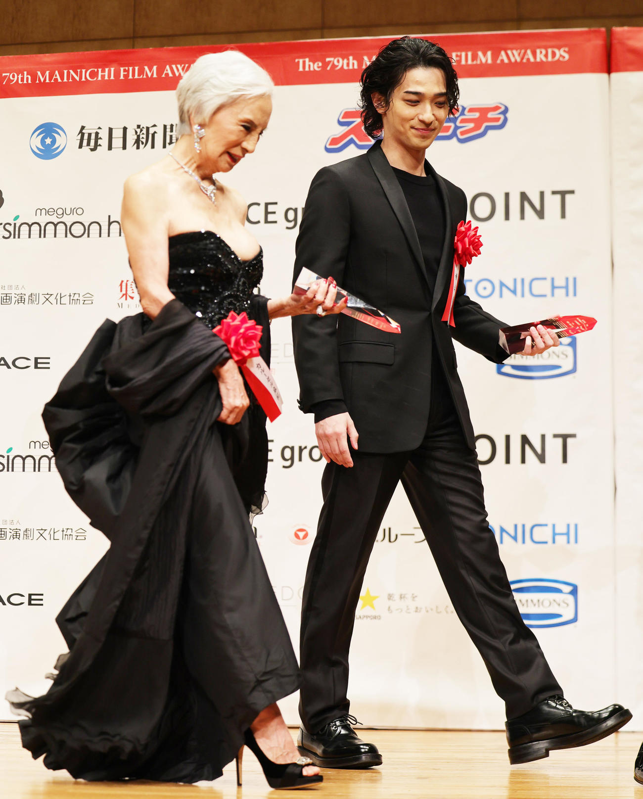 毎日映画コンクールで助演俳優賞を受賞したカルーセル麻紀（左）と主演俳優賞の横浜流星（撮影・野上伸悟）