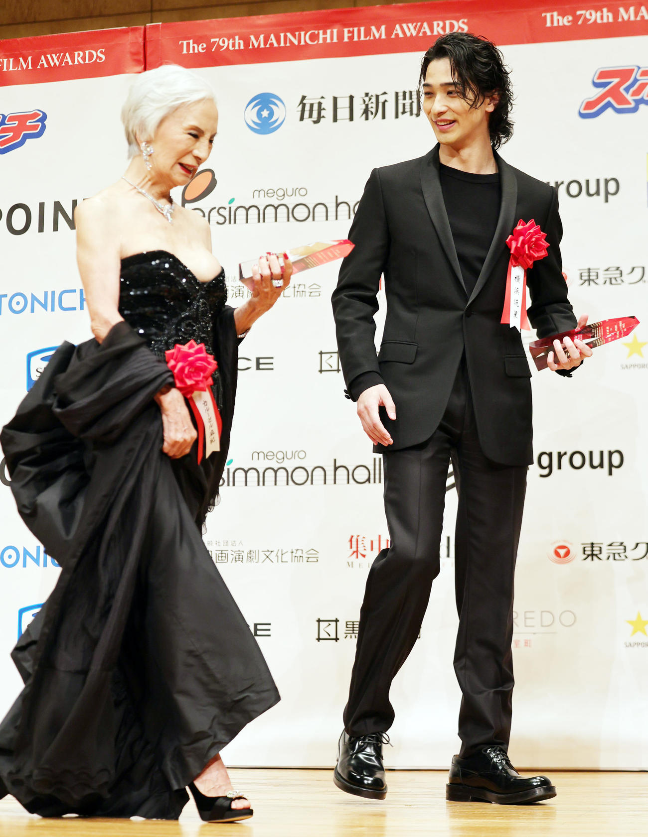 毎日映画コンクールで助演俳優賞を受賞したカルーセル麻紀（左）と主演俳優賞の横浜流星（撮影・野上伸悟）