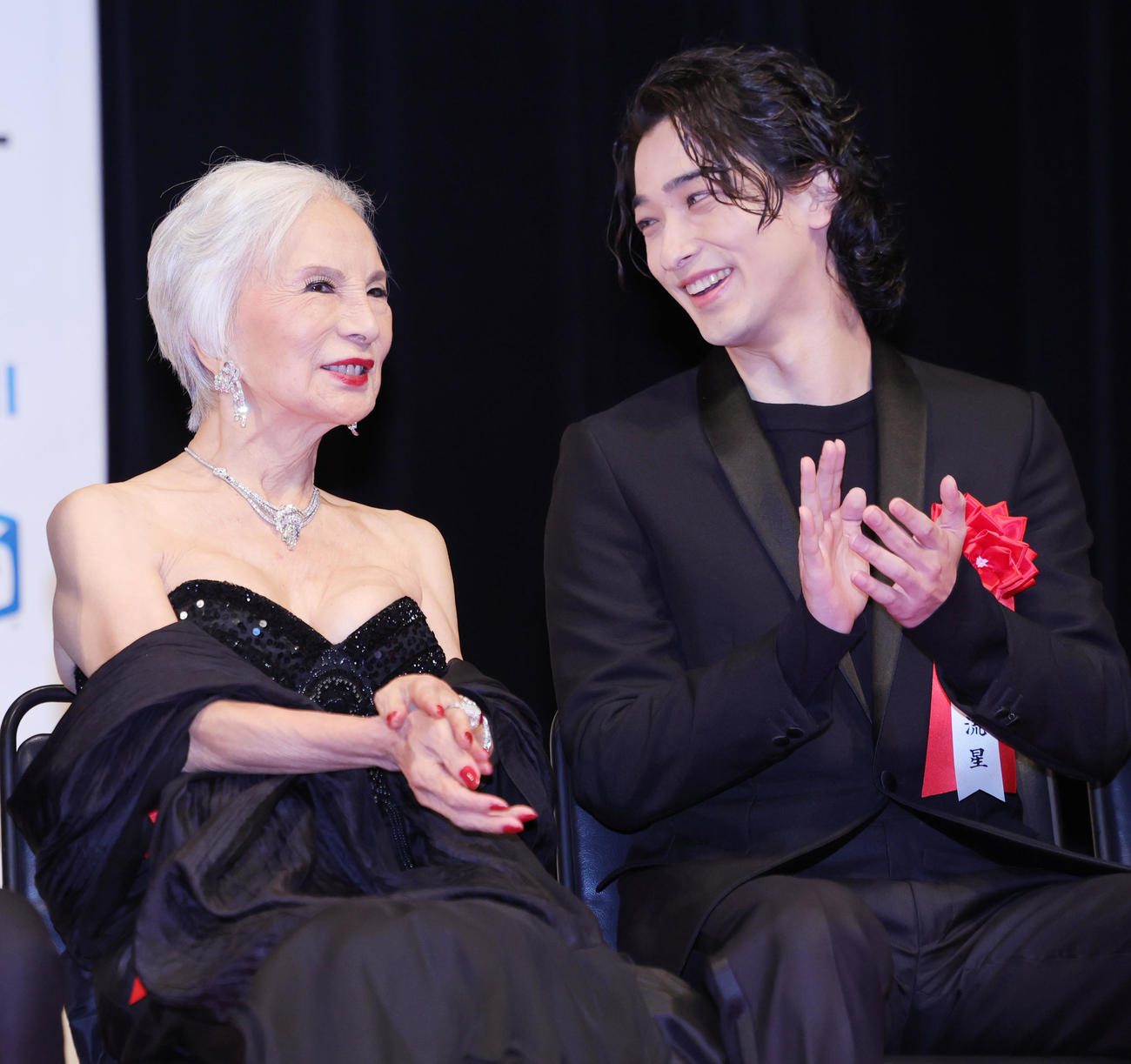 毎日映画コンクールで助演俳優賞を受賞したカルーセル麻紀（左）は、主演俳優賞を受賞した横浜流星と談笑（撮影・野上伸悟）