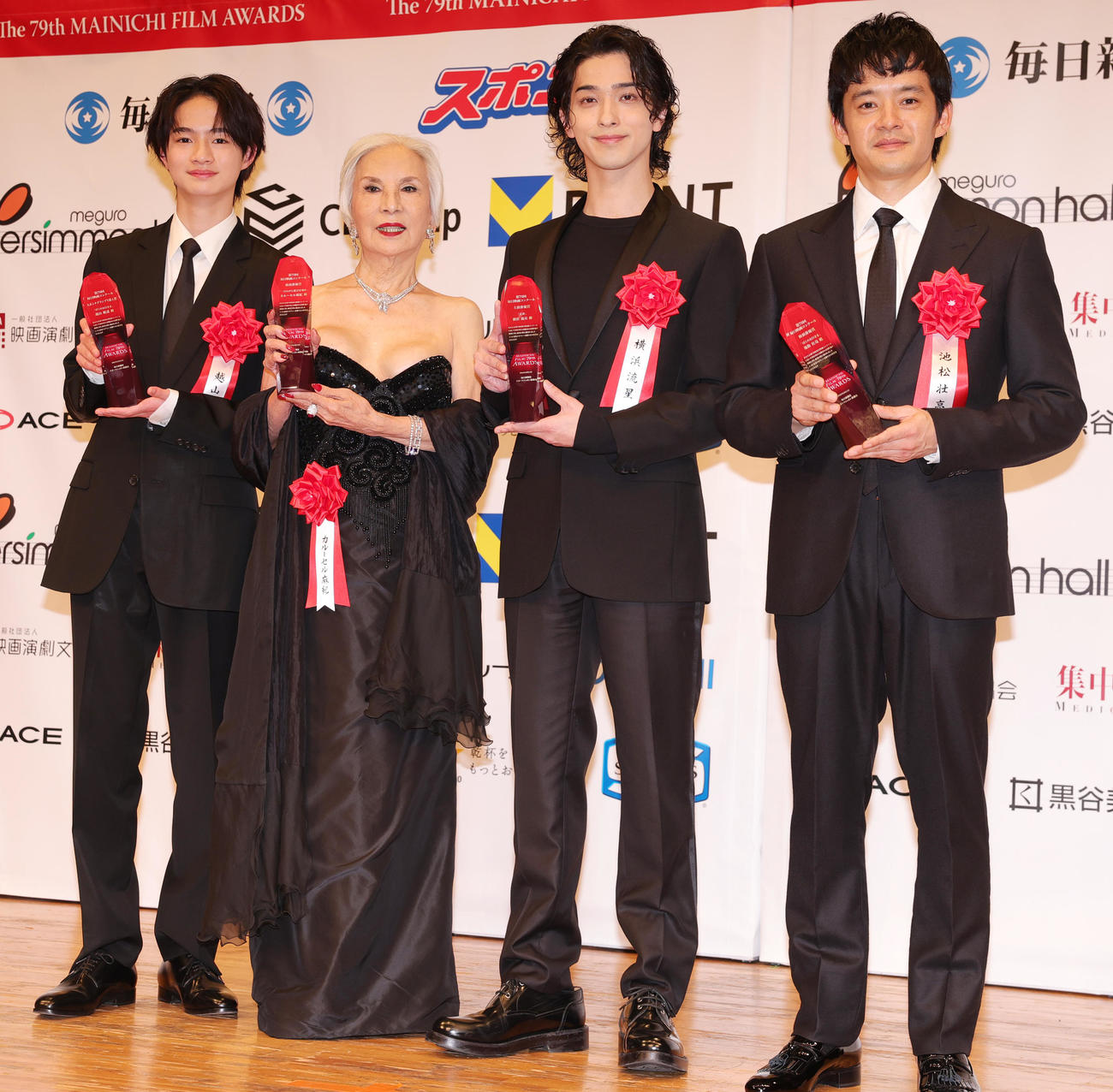 毎日映画コンクールの受賞者。左からスポニチグランプリ新人賞の越山敬達、助演俳優賞のカルーセル麻紀、主演俳優賞の横浜流星、助演俳優賞の池松壮亮（撮影・野上伸悟）