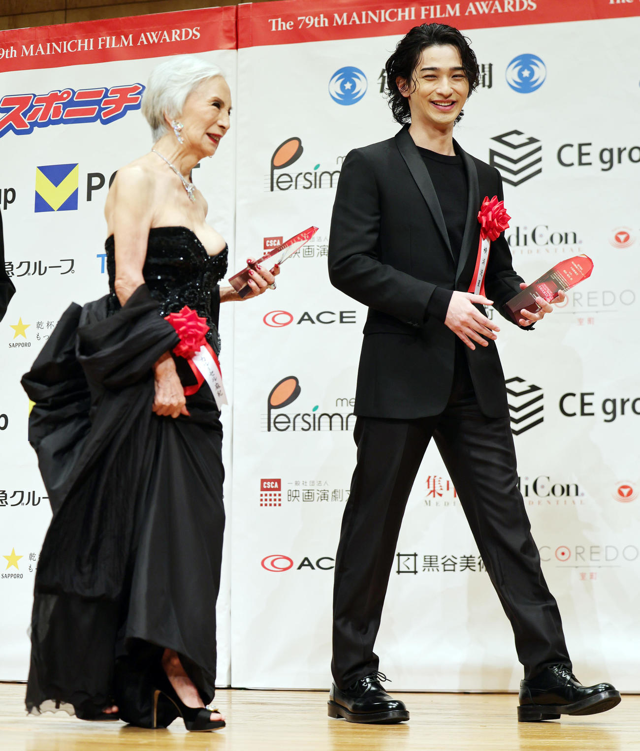 毎日映画コンクールで助演俳優賞を受賞したカルーセル麻紀（左）と主演俳優賞の横浜流星（撮影・野上伸悟）