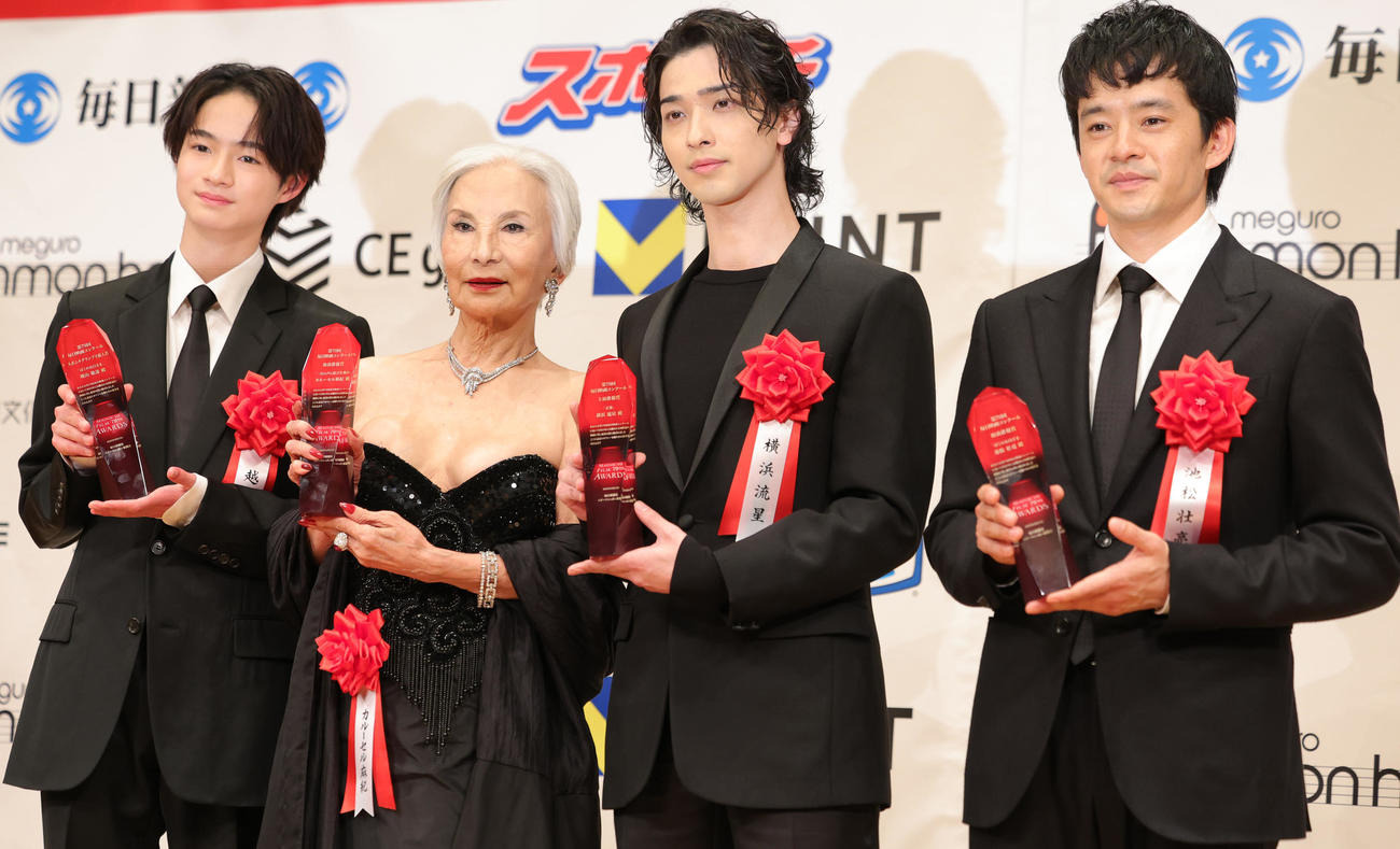 毎日映画コンクールの受賞者。左からスポニチグランプリ新人賞の越山敬達、助演俳優賞のカルーセル麻紀、主演俳優賞の横浜流星、助演俳優賞の池松壮亮（撮影・野上伸悟）