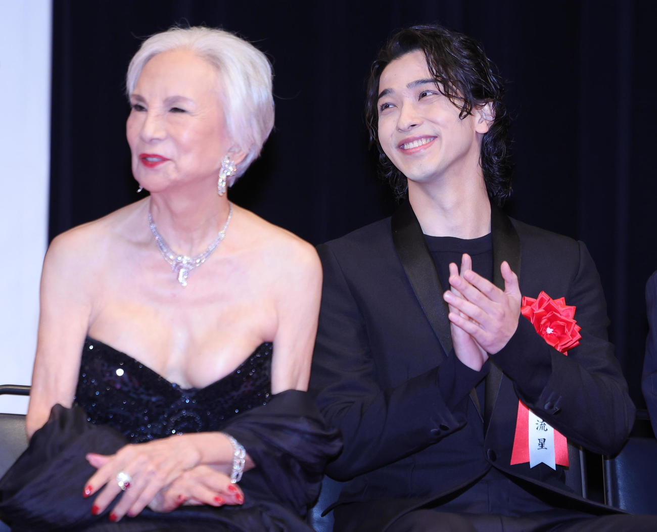 毎日映画コンクールで助演俳優賞を受賞したカルーセル麻紀（左）は、主演俳優賞を受賞した横浜流星と談笑（撮影・野上伸悟）