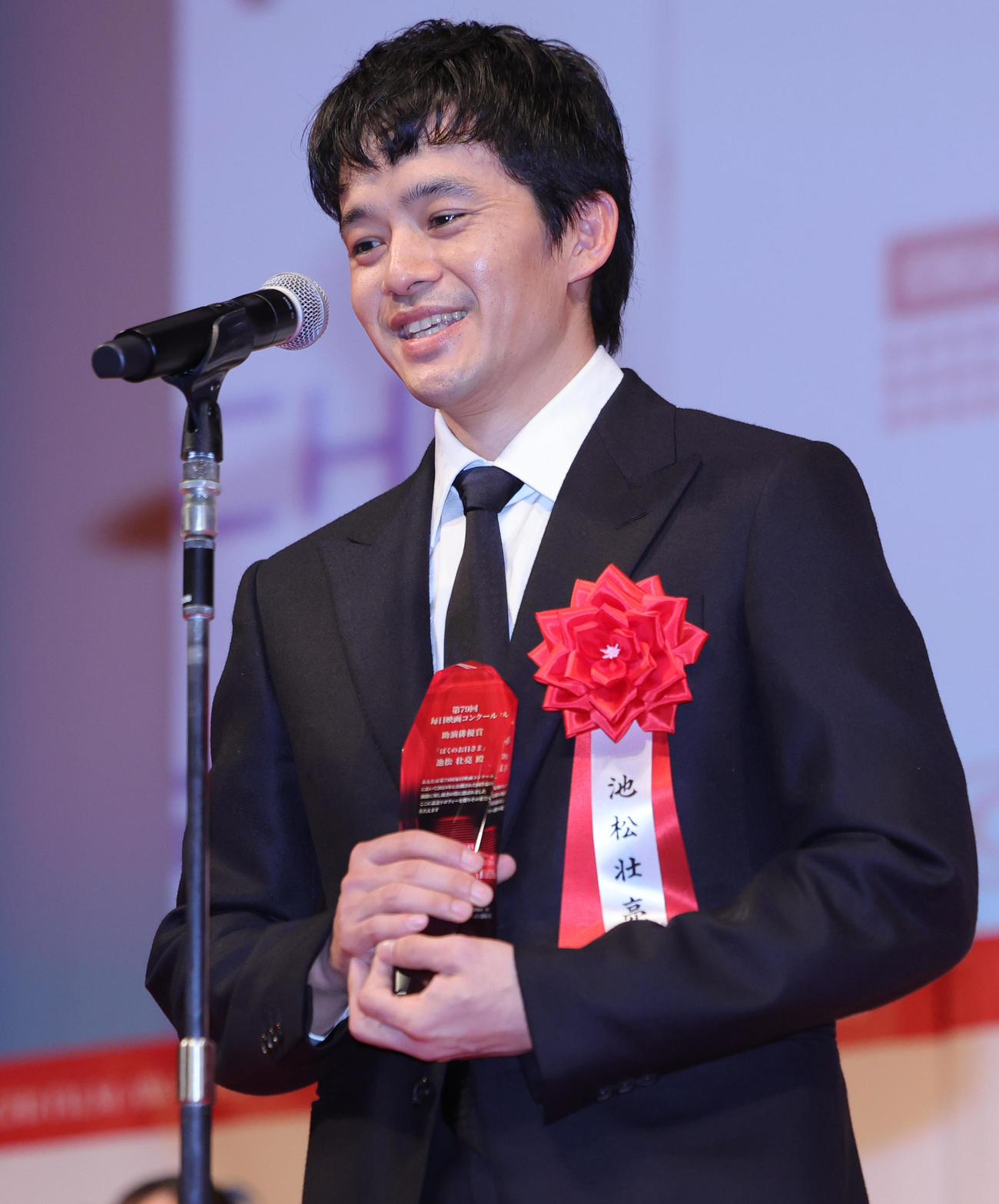 毎日映画コンクールで助演俳優賞を受賞した池松壮亮（撮影・野上伸悟）