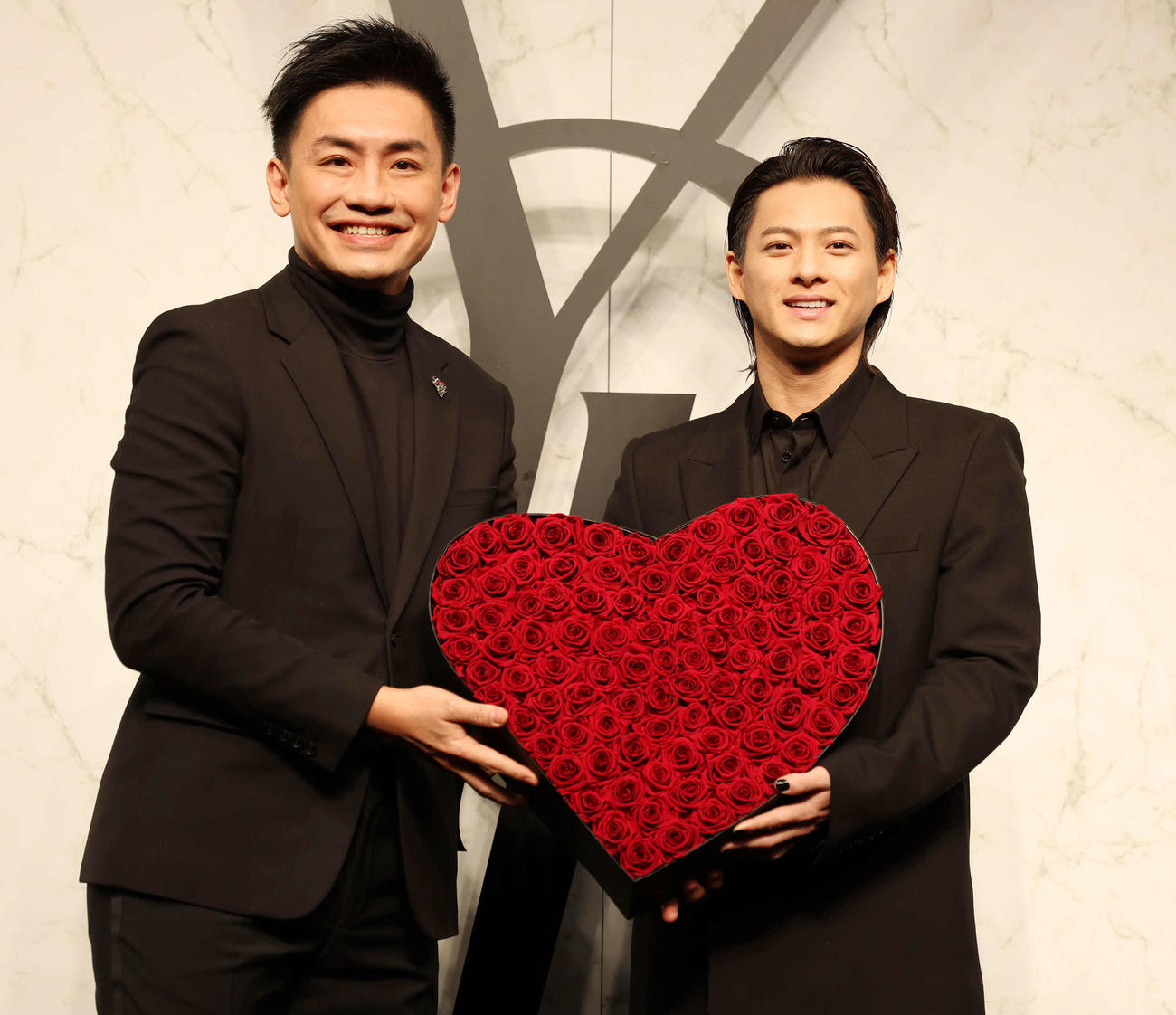 イヴ・サンローラン・ボーテ事業部長のジャロン・チャン氏から花束を受け取る同アンバサダーの平野紫耀（撮影・丹羽敏通）