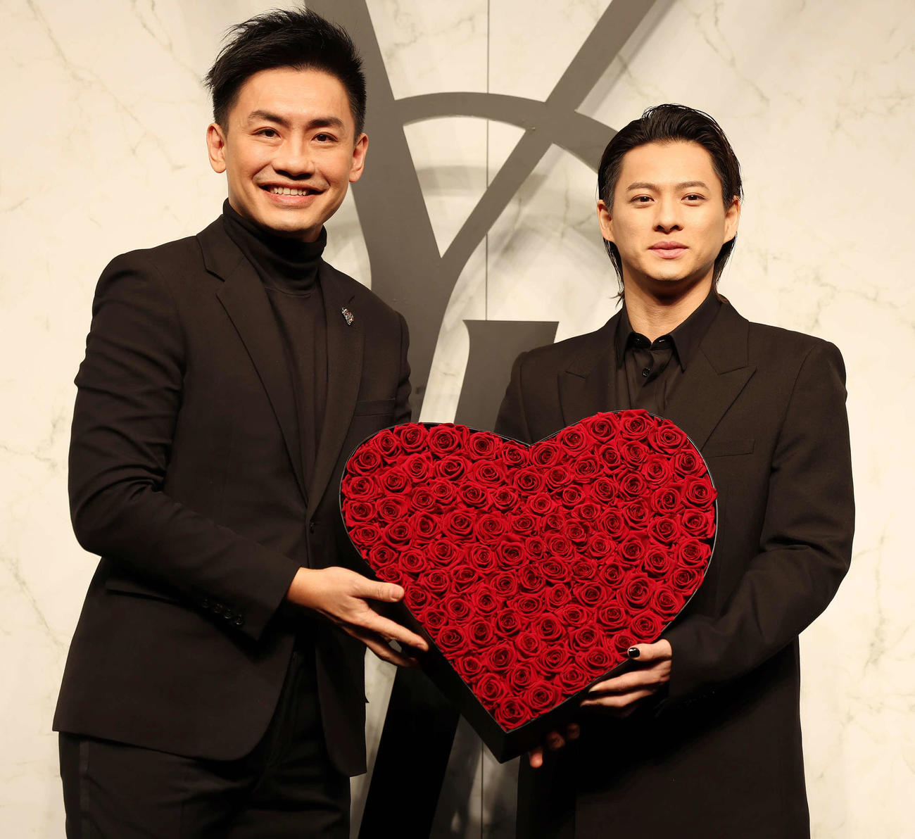 イヴ・サンローラン・ボーテ事業部長のジャロン・チャン氏から花束を受け取る同アンバサダーの平野紫耀（撮影・丹羽敏通）