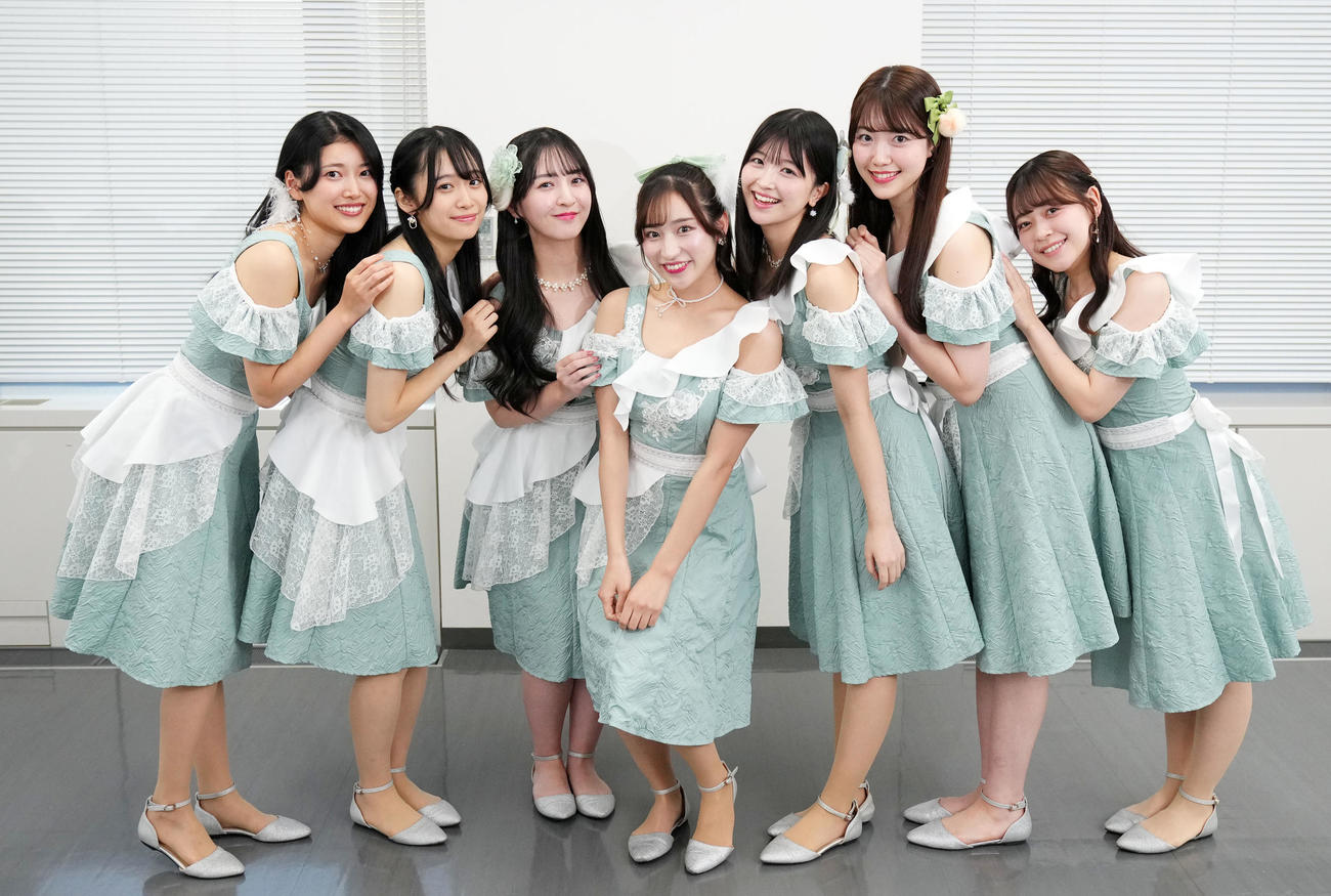笑顔をみせるMerci Merci。左から石川英利佳、高橋七海、本條杏実、内田ゆめ、齋藤栞、藤井貝史、下地芽衣（撮影・横山健太）