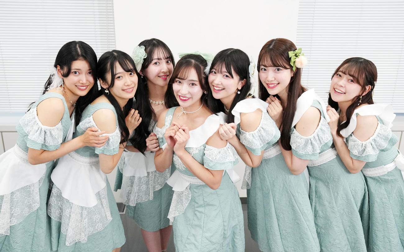笑顔をみせるMerci Merci。左から石川英利佳、高橋七海、本條杏実、内田ゆめ、齋藤栞、藤井貝史、下地芽衣（撮影・横山健太）