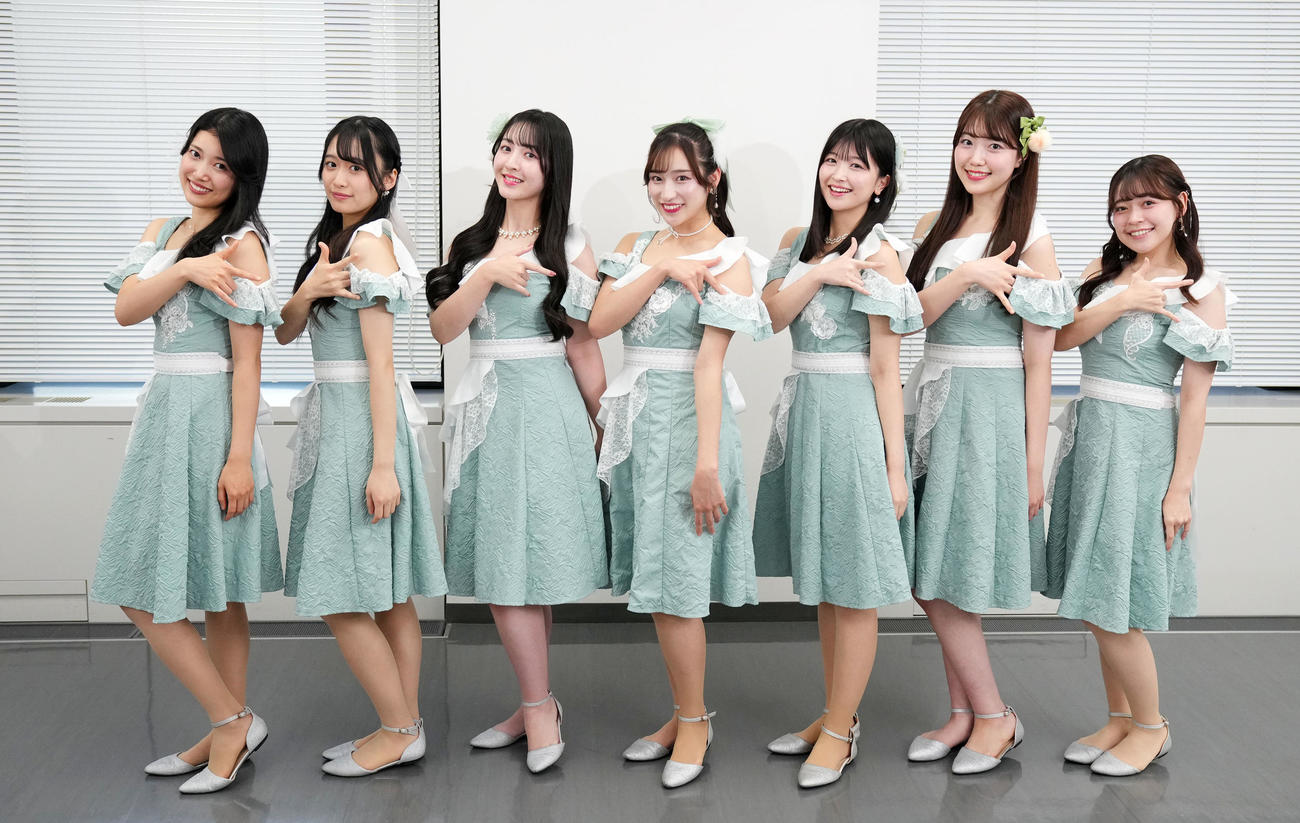 笑顔をみせるMerci Merci。左から石川英利佳、高橋七海、本條杏実、内田ゆめ、齋藤栞、藤井貝史、下地芽衣（撮影・横山健太）