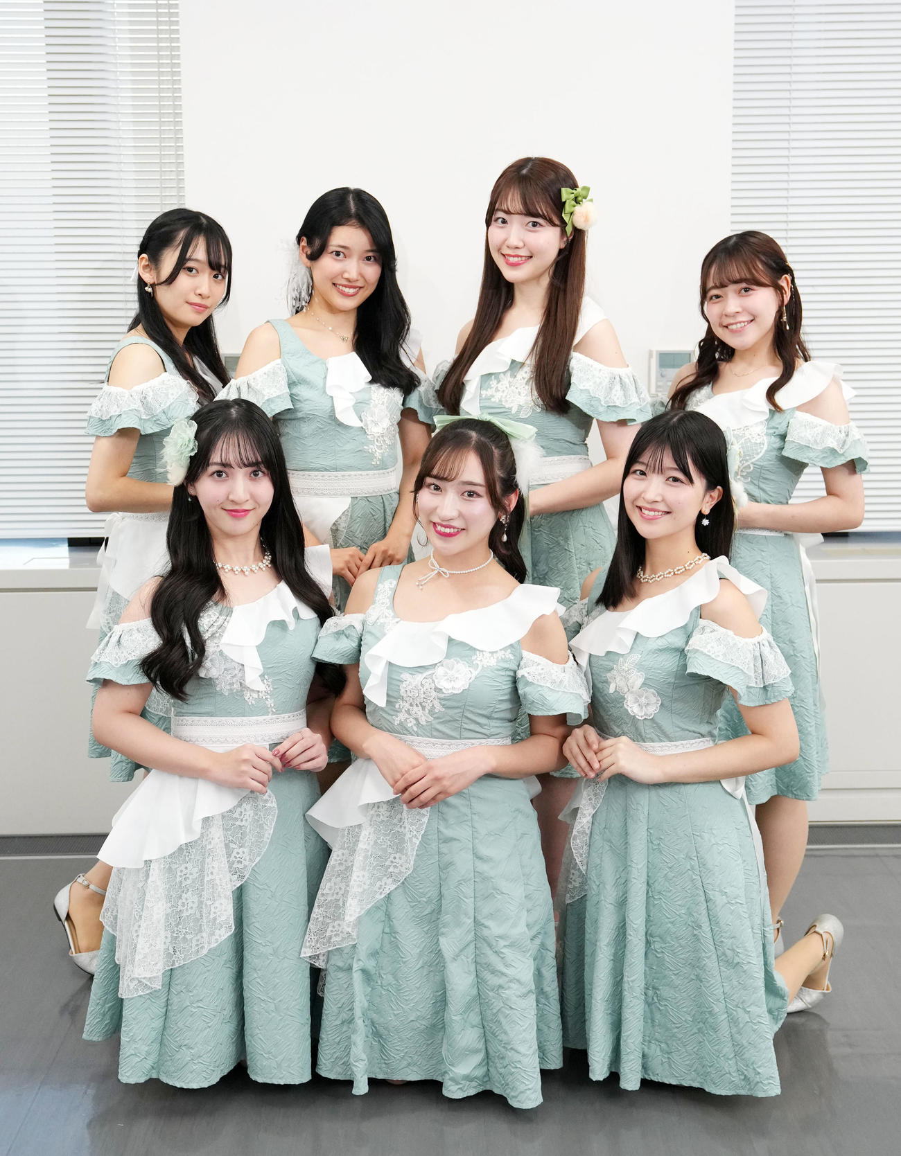 笑顔をみせるMerci Merci。前列左から本條杏実、内田ゆめ、齋藤栞。後列左から高橋七海、石川英利佳、藤井貝史、下地芽衣（撮影・横山健太）