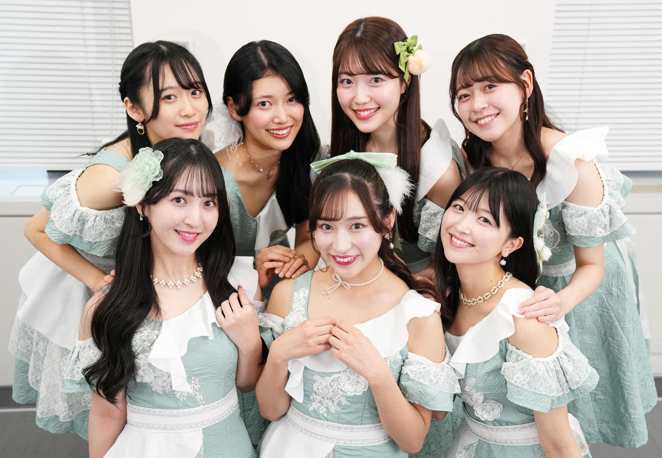 笑顔をみせるMerci Merci。前列左から本條杏実、内田ゆめ、齋藤栞。後列左から高橋七海、石川英利佳、藤井貝史、下地芽衣（撮影・横山健太）