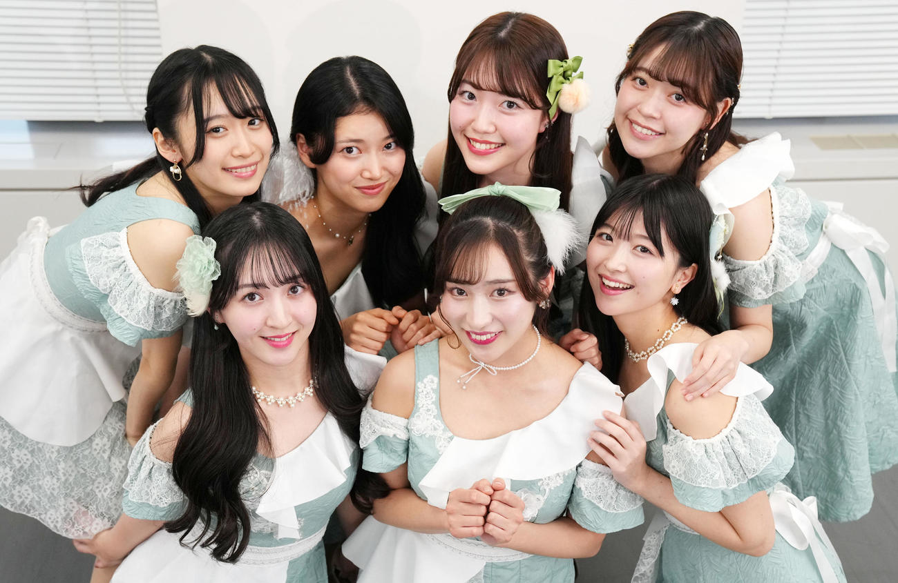 笑顔をみせるMerci Merci。前列左から本條杏実、内田ゆめ、齋藤栞。後列左から高橋七海、石川英利佳、藤井貝史、下地芽衣（撮影・横山健太）