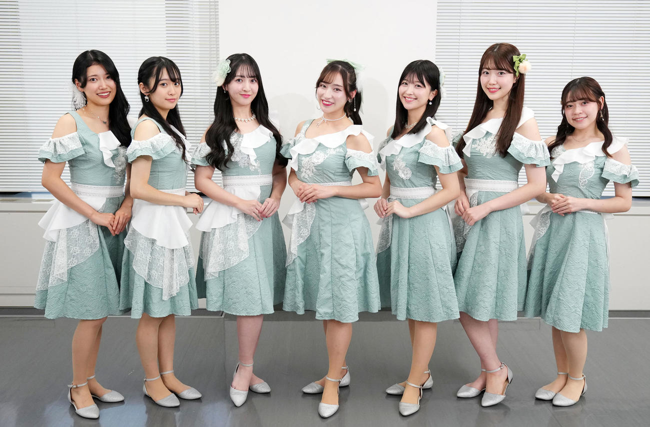 笑顔をみせるMerci Merci。左から石川英利佳、高橋七海、本條杏実、内田ゆめ、齋藤栞、藤井貝史、下地芽衣（撮影・横山健太）