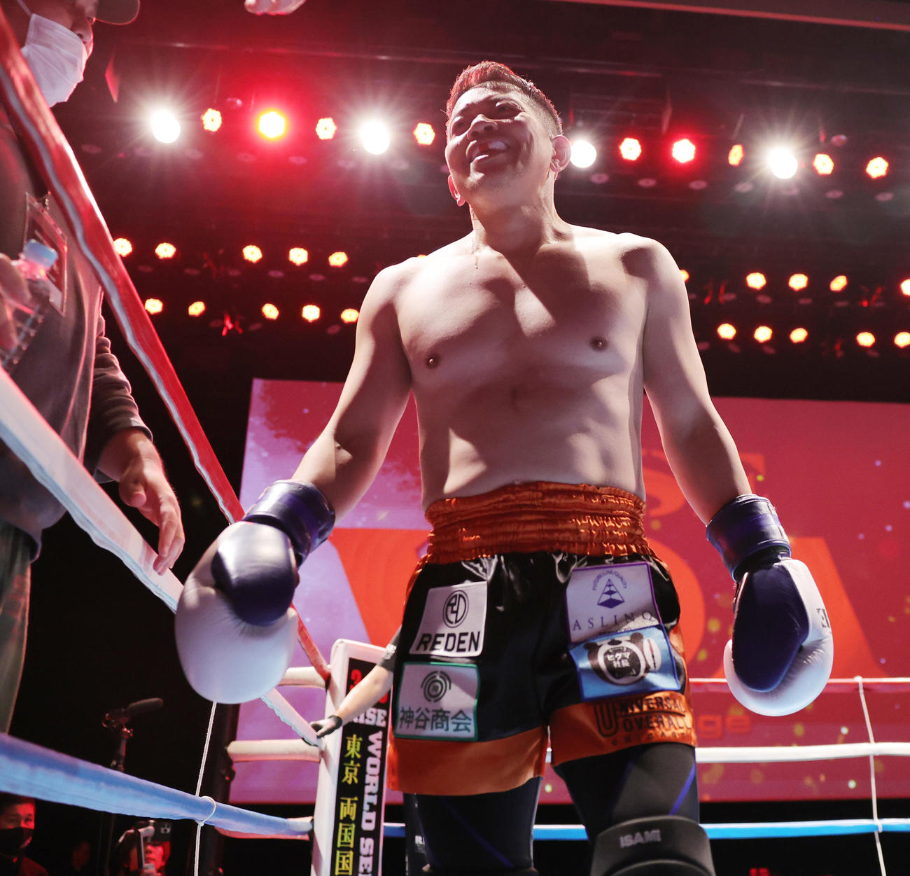 試合を終え笑顔をみせる宮迫博之（撮影・野上伸悟）