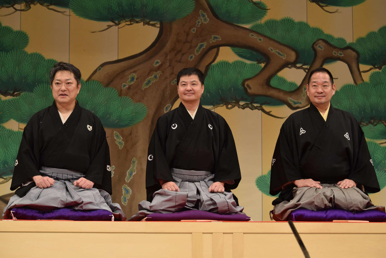 3人会を開催する、左から）林家菊丸、月亭方正、桂かい枝（撮影・阪口孝志）