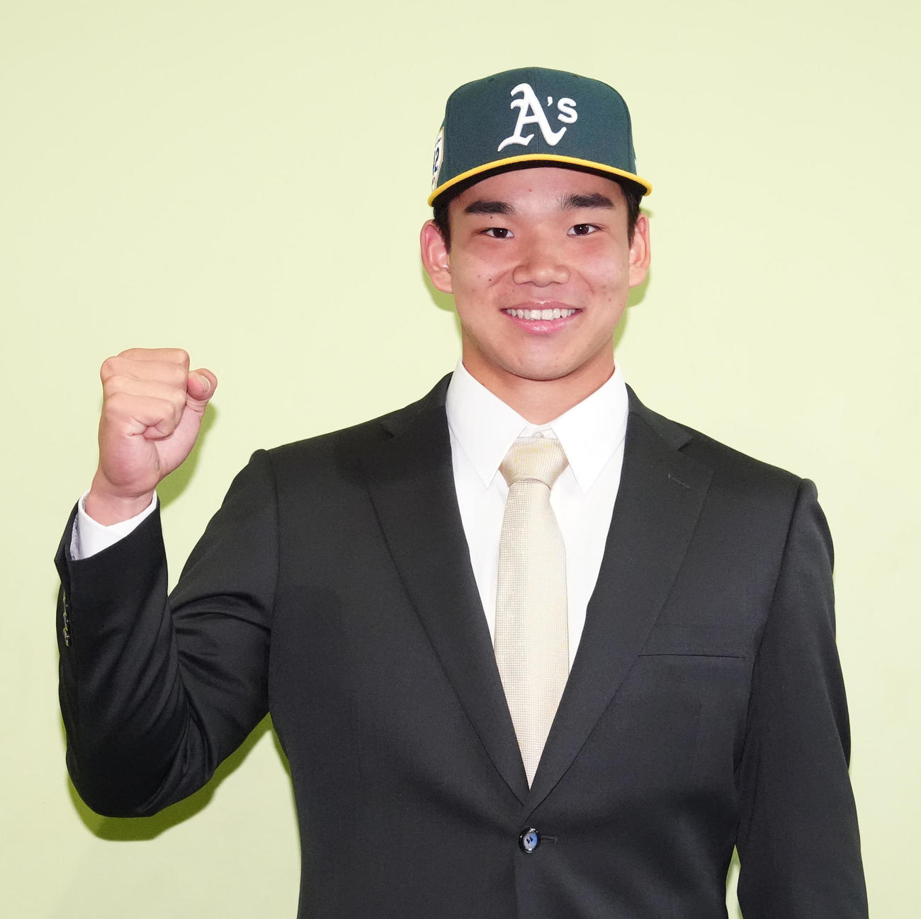 会見後、アスレチックスの帽子をかぶりガッツポーズを見せる桐朋・森井翔太郎＝2025年2月11日