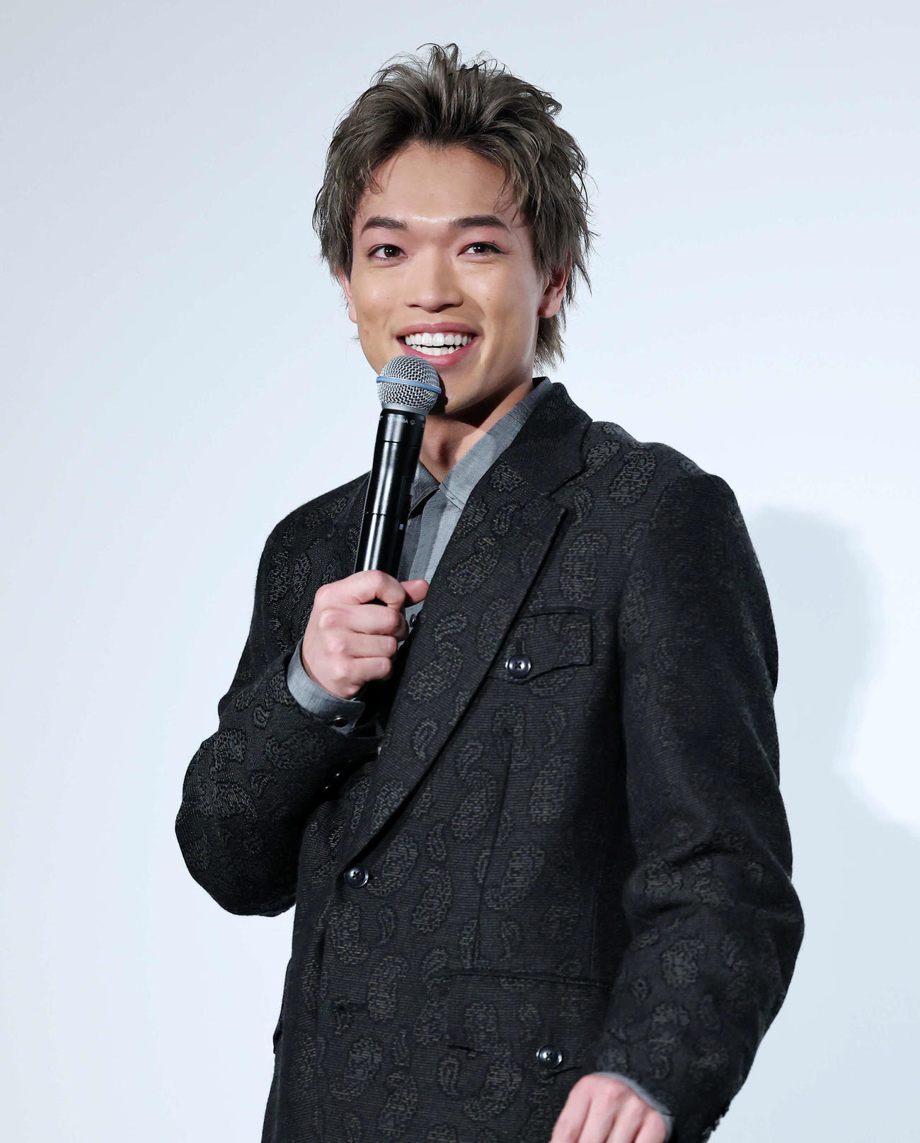 映画「トリリオンゲーム」初日舞台あいさつに臨む原嘉孝（撮影・鈴木正人）