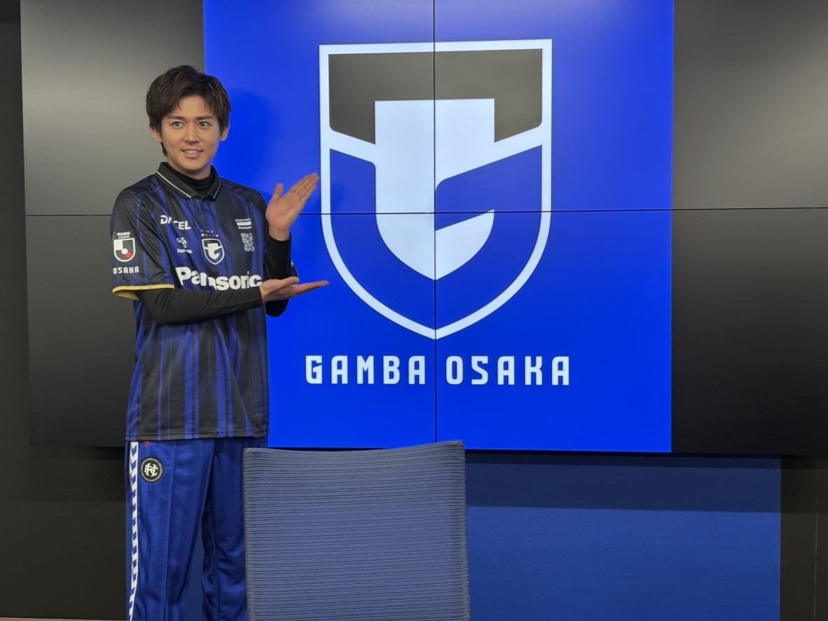 Jリーグ開幕のG大阪－C大阪が行われたパナスタを訪れたWEST.小瀧望（撮影・永田淳）＝2025年2月14日、パナスタ