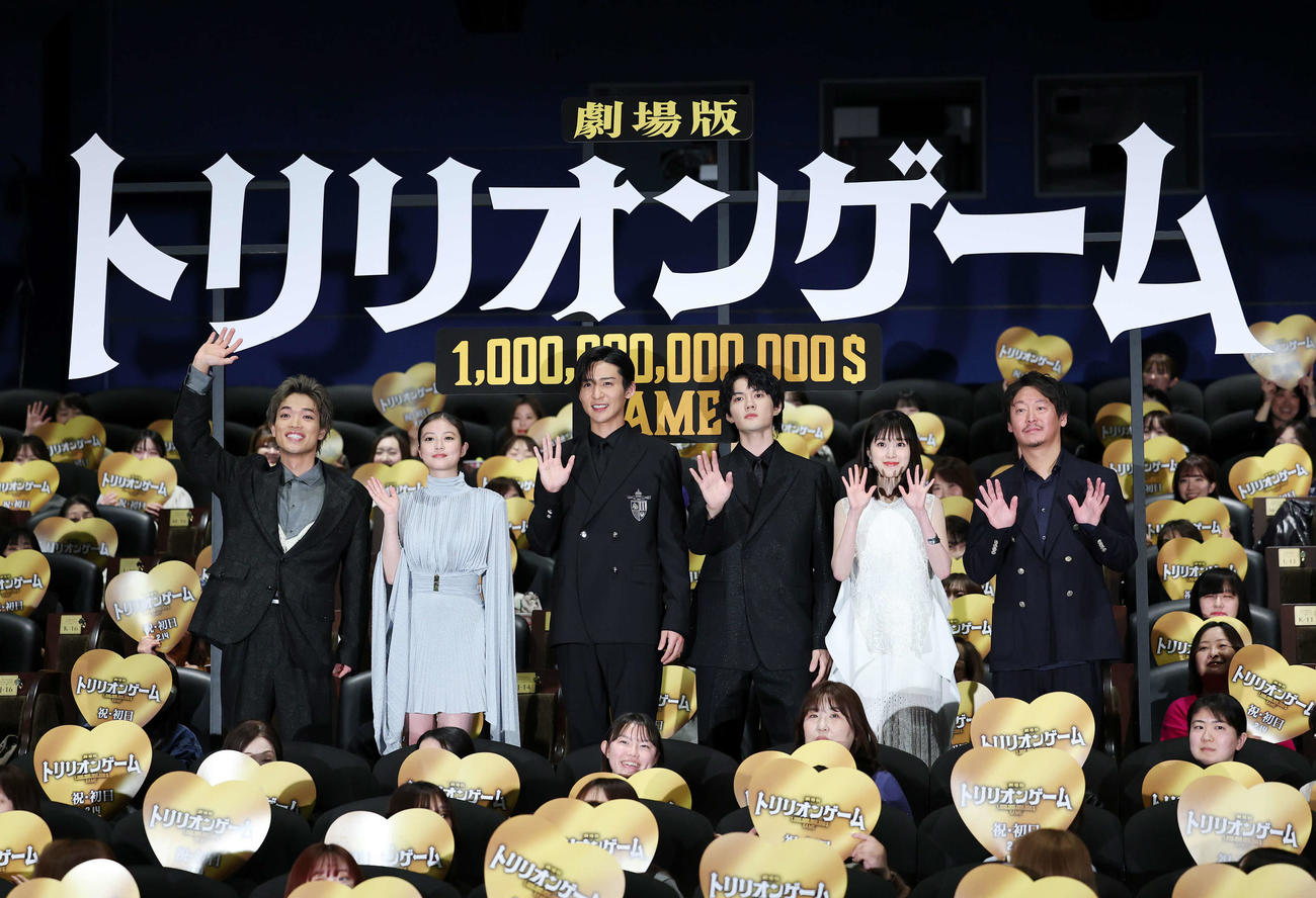 映画「トリリオンゲーム」初日舞台あいさつで手を振る、左から原嘉孝、今田美桜、目黒蓮、佐野勇斗、福本莉子、村尾監督（撮影・鈴木正人）
