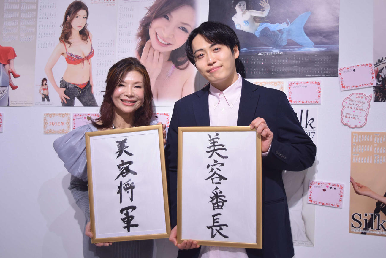 美容将軍に昇格したシルク（左）と美容番長の座を継承したレインボー池田直人（撮影・阪口孝志）