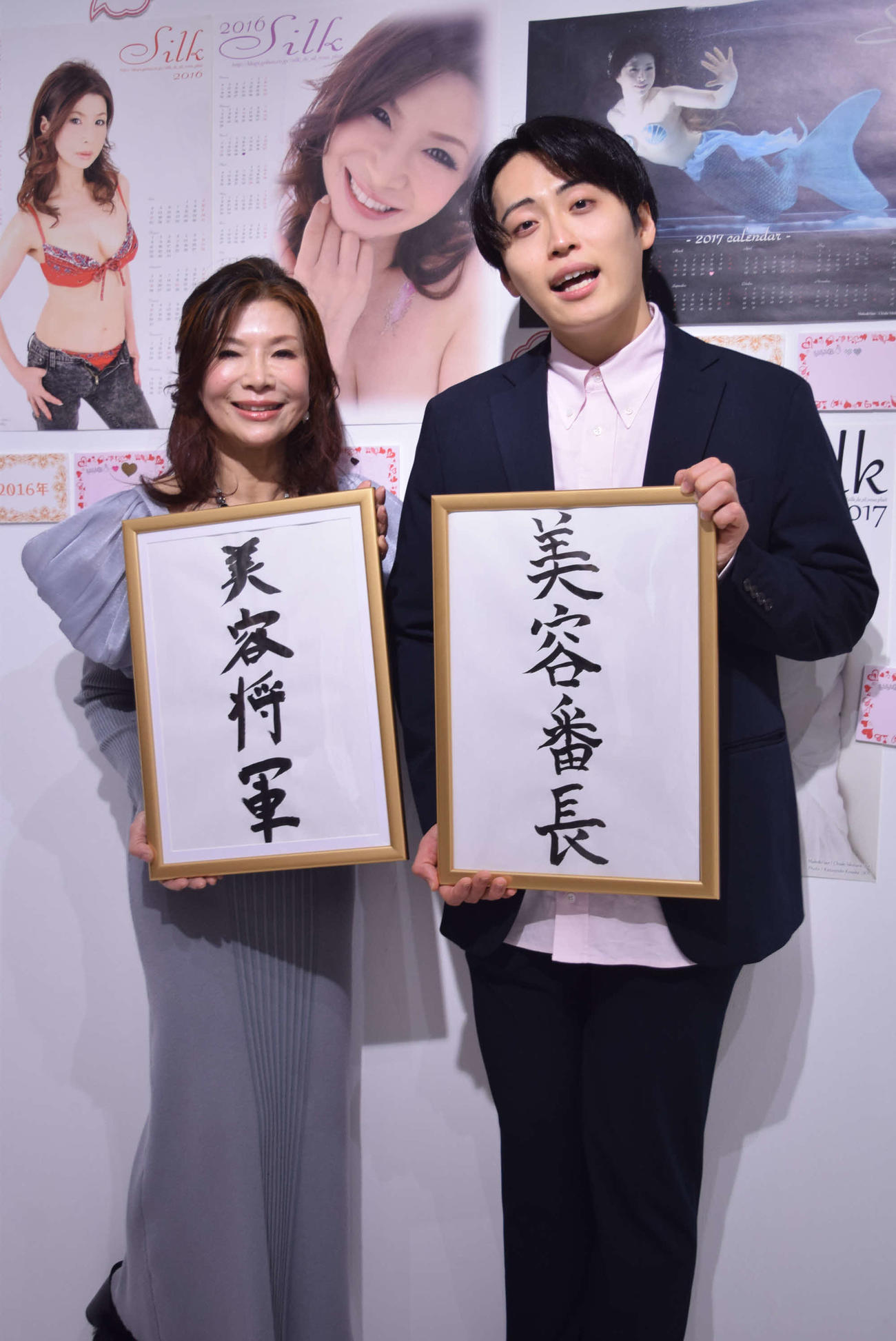 美容将軍に昇格したシルク（左）と美容番長の座を継承したレインボー池田直人（撮影・阪口孝志）