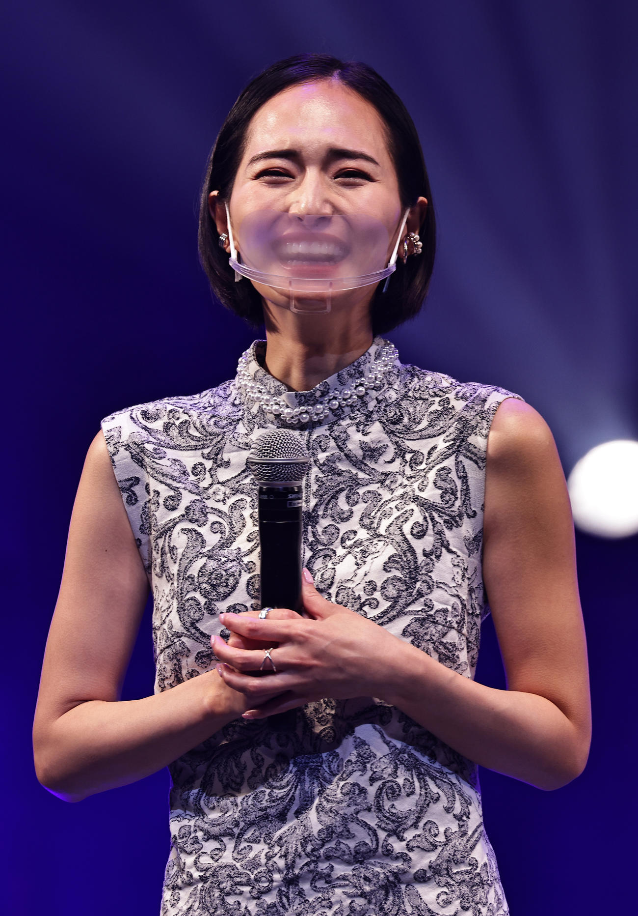 「MISS OF MISS CAMPUS QUEEN CONTEST 2022」にゲスト出演する山賀琴子氏（2022年3月撮影）