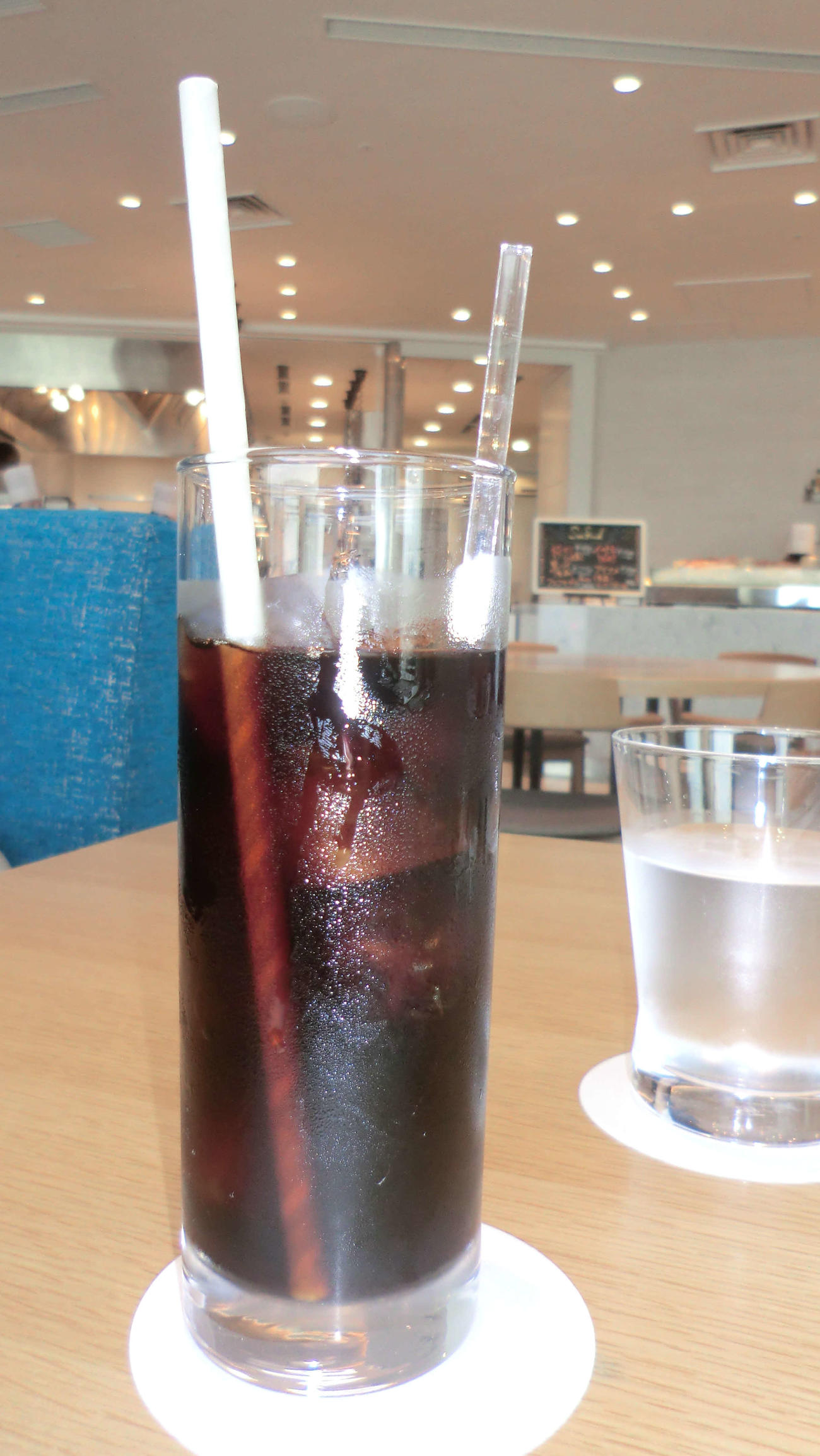 プラスチックから紙ストローへ、ホテル業界や外食産業で続々と切り替えが始まっている