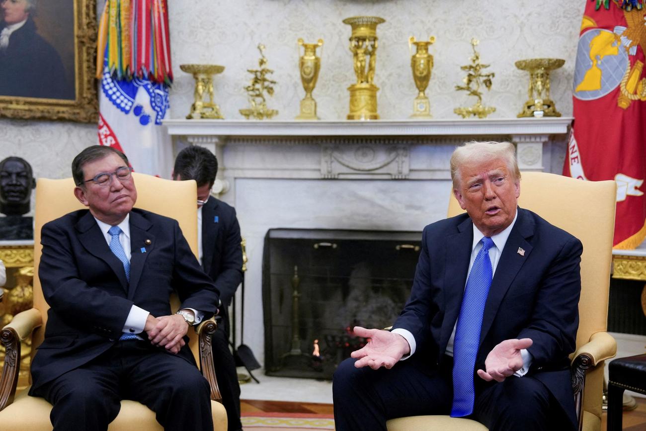 ホワイトハウスで石破茂首相（右）と会談した米国のドナルド・トランプ大統領（２０２５年２月７日、ロイター）