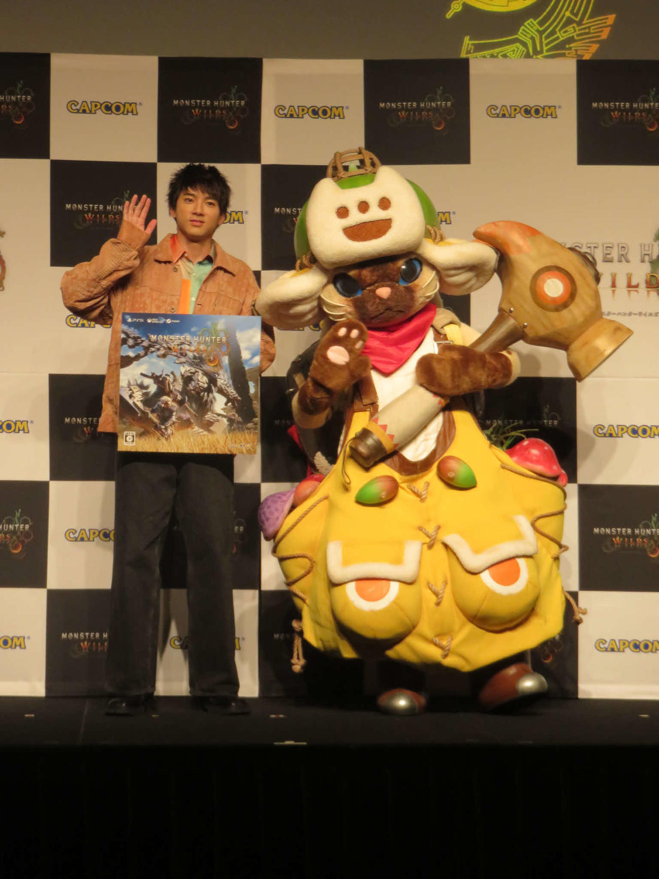 「モンスターハンターワイルズ」の発表会に出席した山田裕貴（左）と獣人アイル－