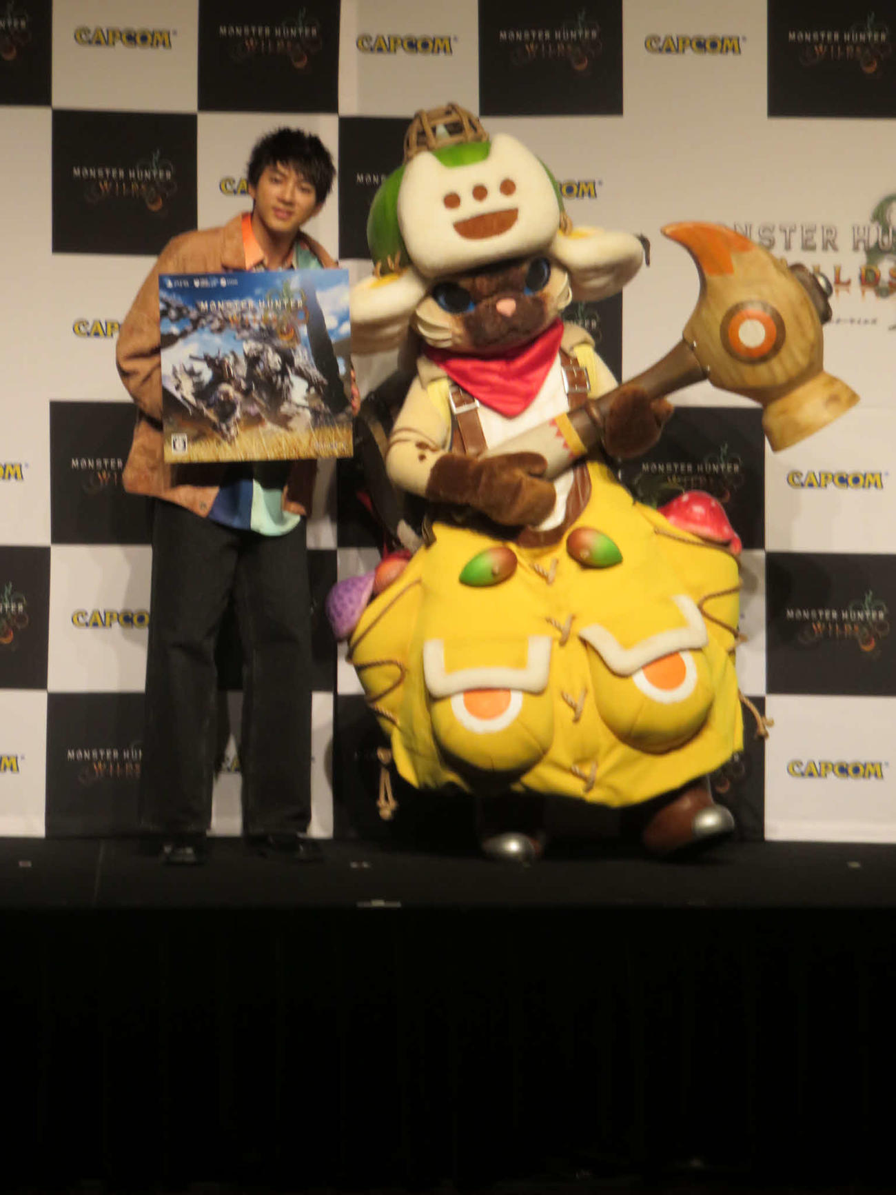 「モンスターハンターワイルズ」の発表会に出席した山田裕貴（左）と獣人アイル－