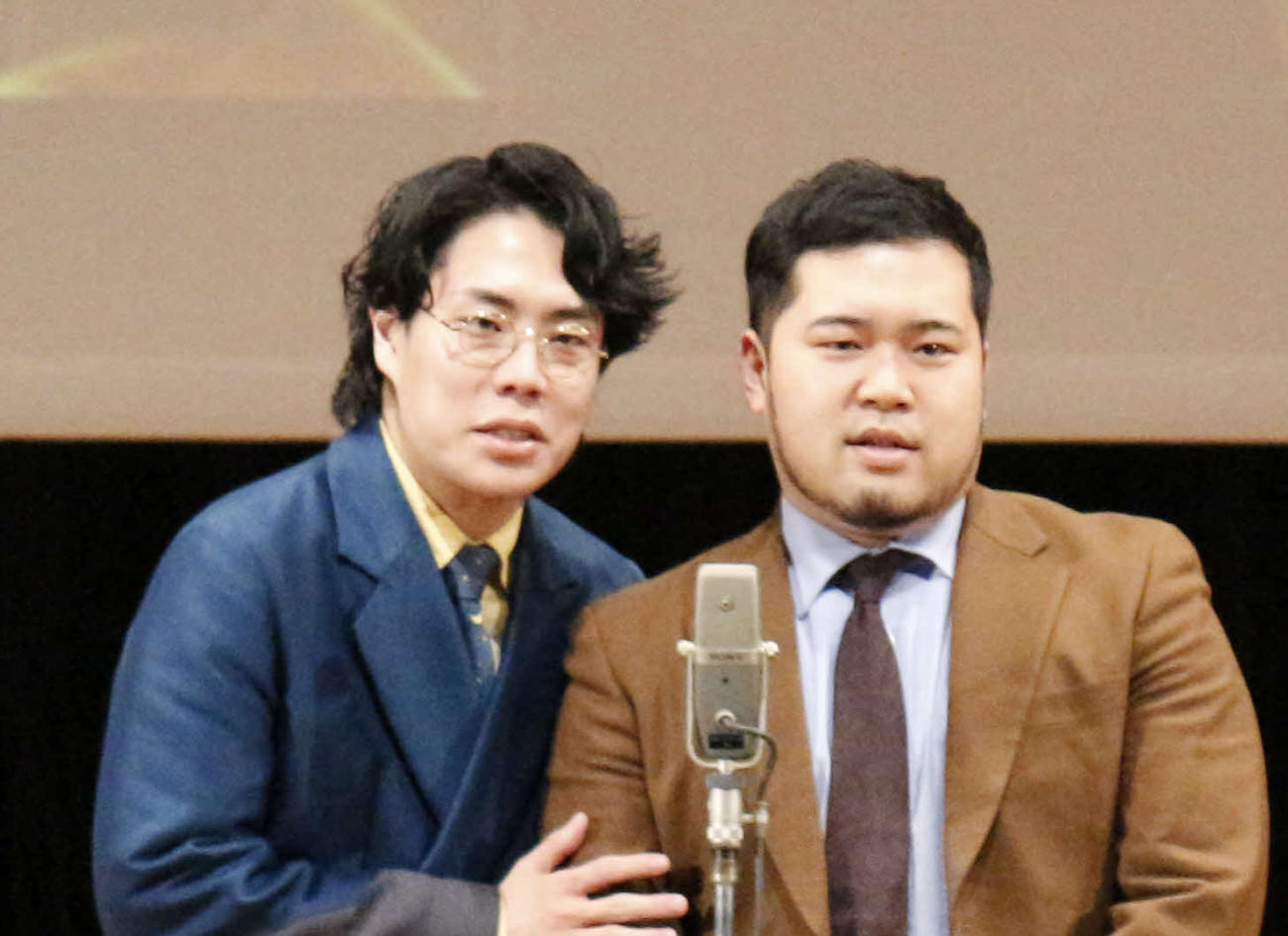 令和ロマンの高比良くるま（左）と松井ケムリ