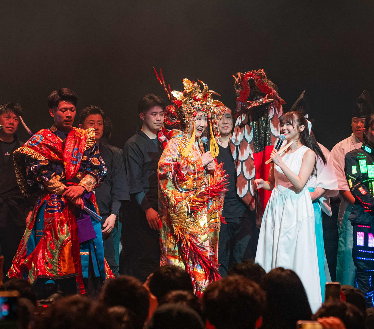 音楽イベント「ZIPANGU the Party！！」に出演した小林幸子（中央）と本間日陽（中央右）