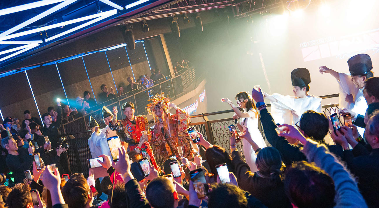 音楽イベント「ZIPANGU the Party！！」に出演し、日本酒で乾杯する小林幸子（中央）と本間日陽（中央右）ら