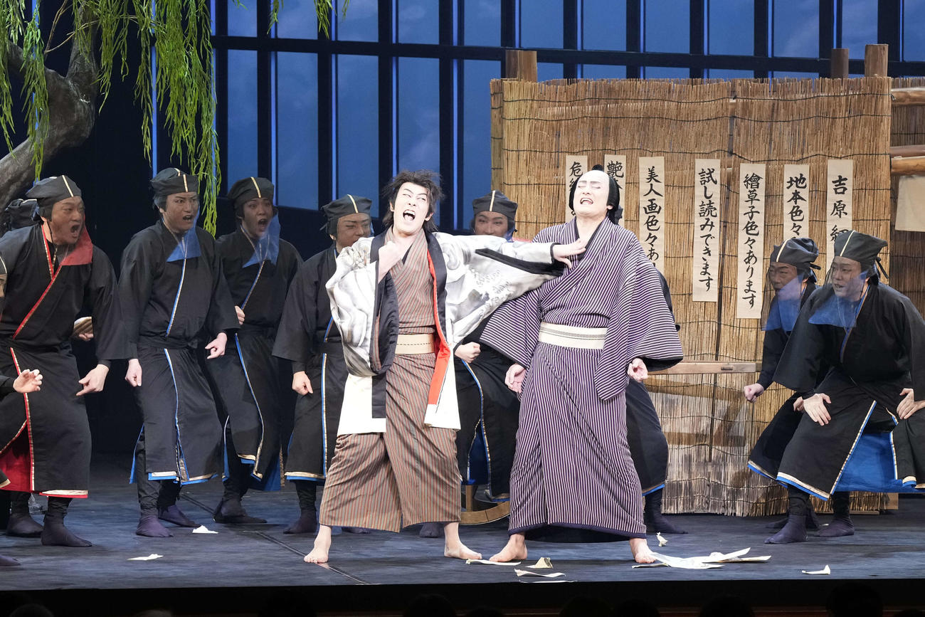 「きらら浮世伝」での中村勘九郎（左）、中村隼人のチョップ合戦（C）松竹