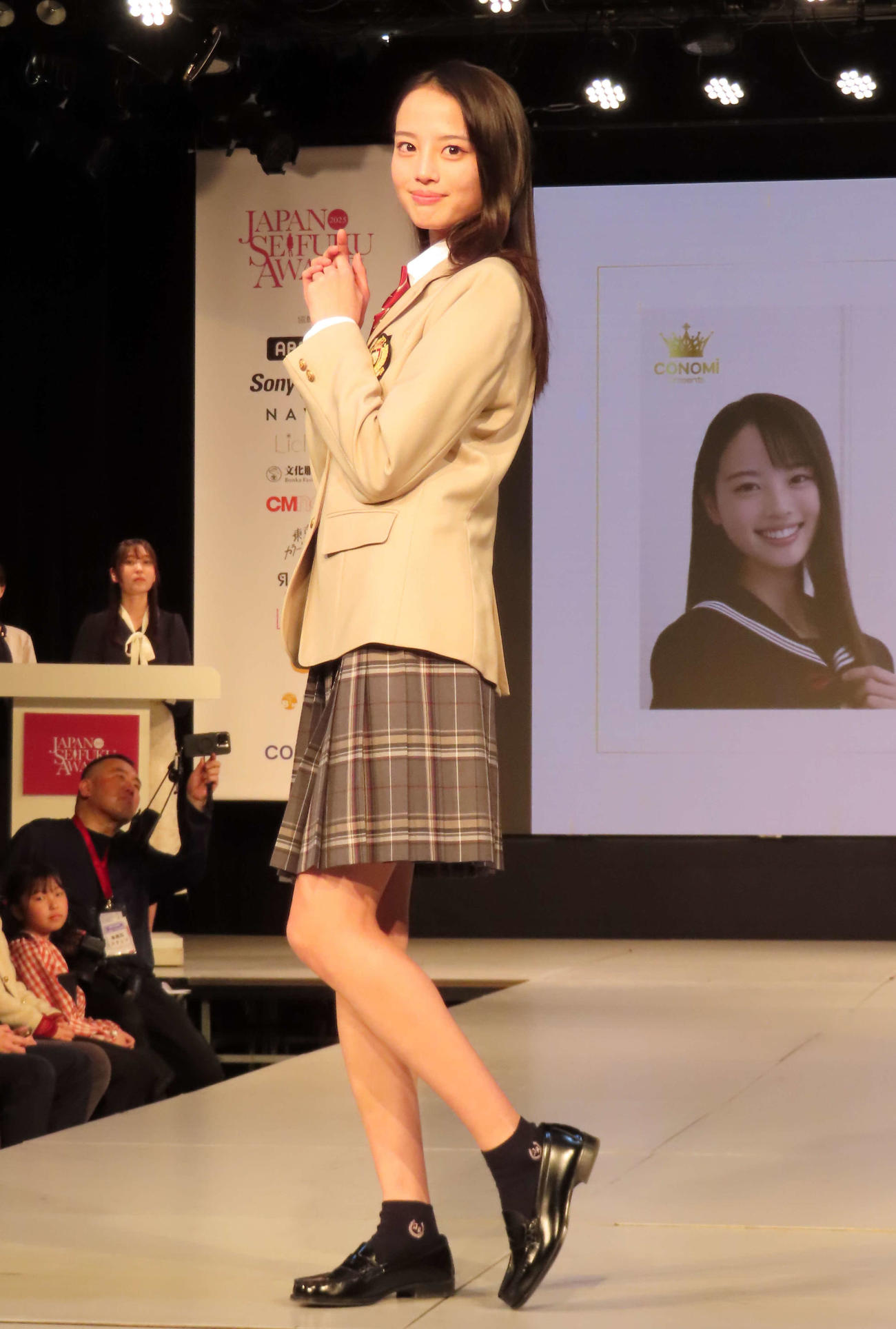 第12回日本制服アワード授賞式で、ランウエーでポーズを取る三浦舞華さん