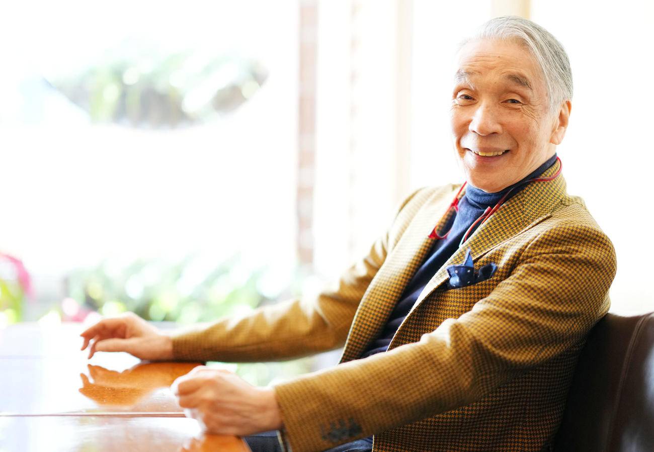 撮影中も堺正章さんから気さくに話しかけてくれ、優しく和やかな空気に包まれながらシャッターを切りました。（撮影・横山健太）