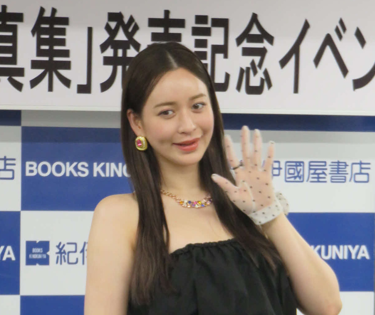 ファースト写真集「jealousy（ジェラシー）」の発売記念会見を開いた野崎萌香