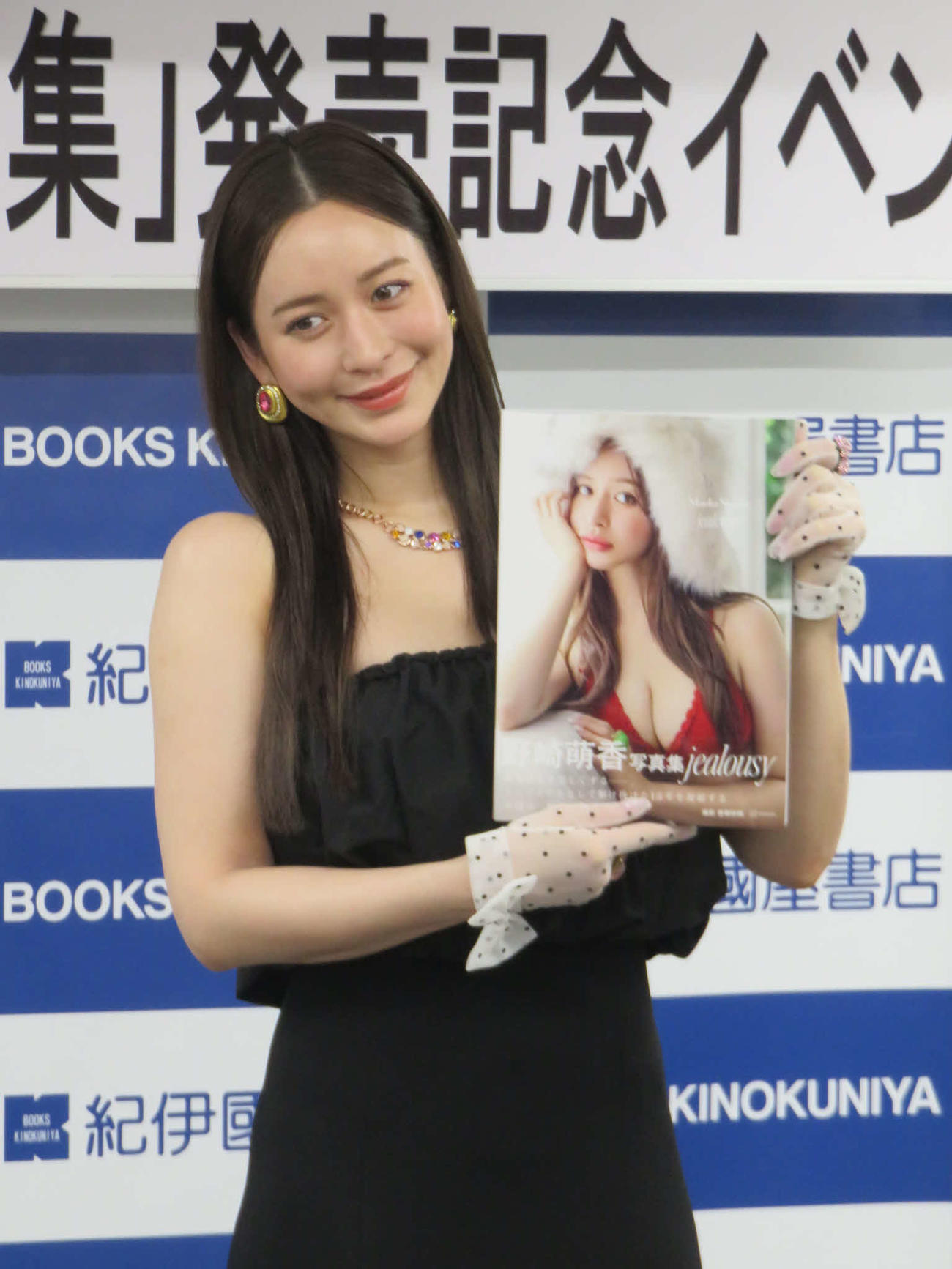 ファースト写真集「jealousy（ジェラシー）」の発売記念会見を開いた野崎萌香