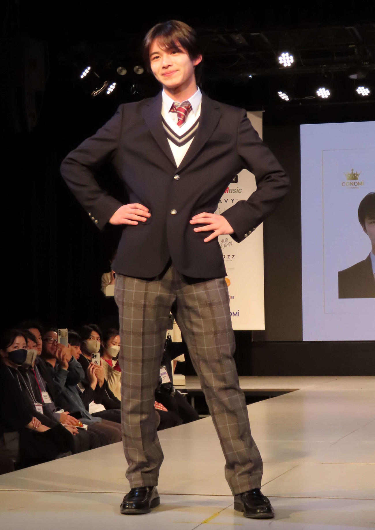 第12回日本制服アワード授賞式で、ランウエーでポーズを取る今井暖大さん
