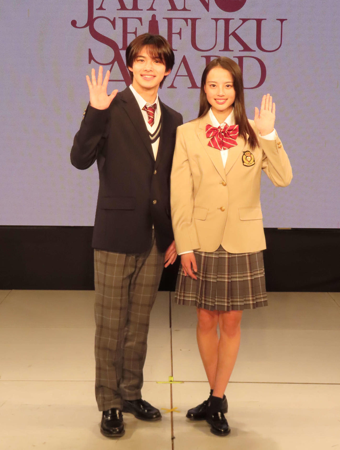 第12回日本制服アワードのグランプリを受賞した今井暖大さん（左）三浦舞華さん