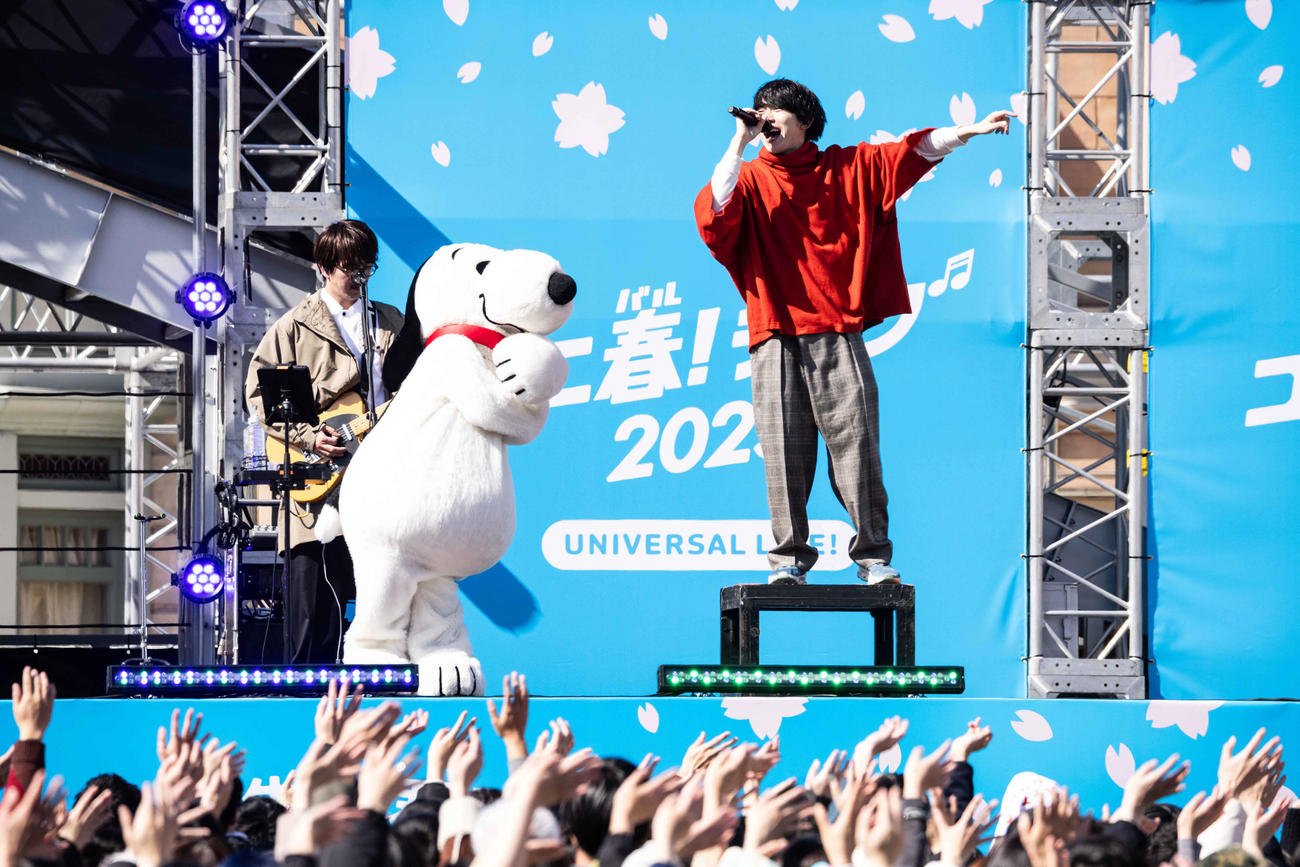 「ユニ春！ライブ2025」でパフォーマンスするsumika