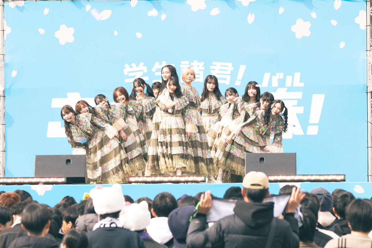 「ユニ春！ライブ2025」でパフォーマンスする櫻坂46