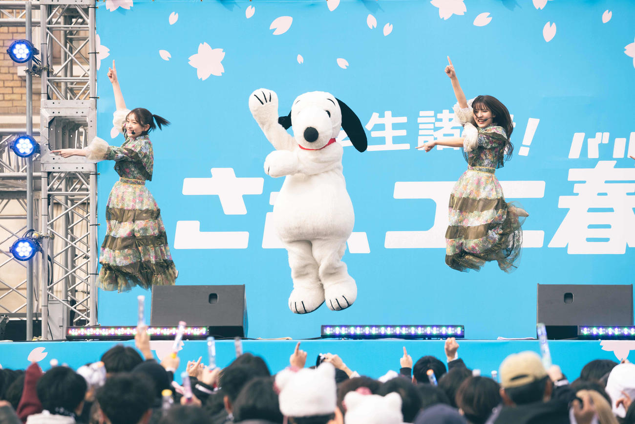 「ユニ春！ライブ2025」でパフォーマンスする櫻坂46