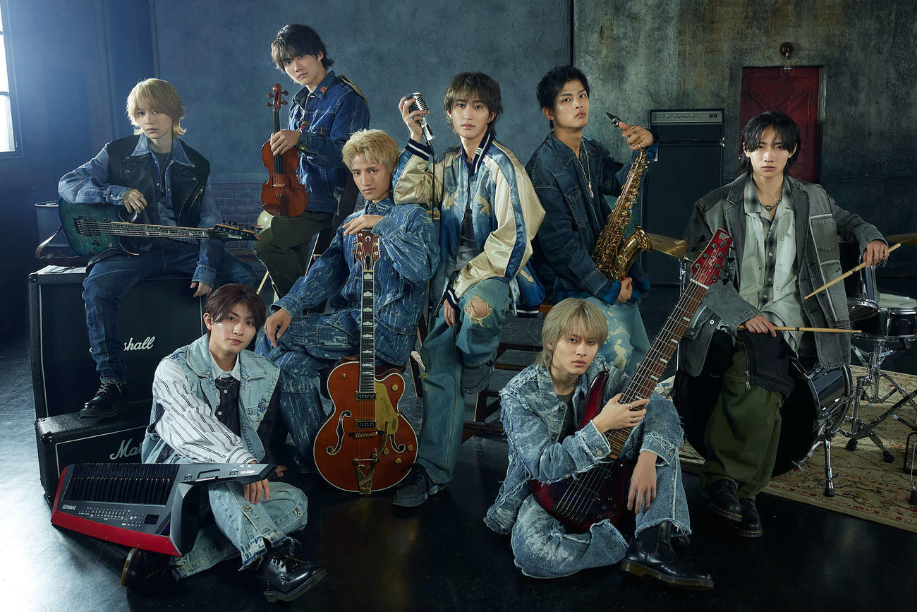 前列左から本高克樹、矢花黎、後列左から今野大輝、稲葉通陽、鈴木悠仁、橋本涼、菅田琳寧、川崎星輝で結成された「B＆ZAI」